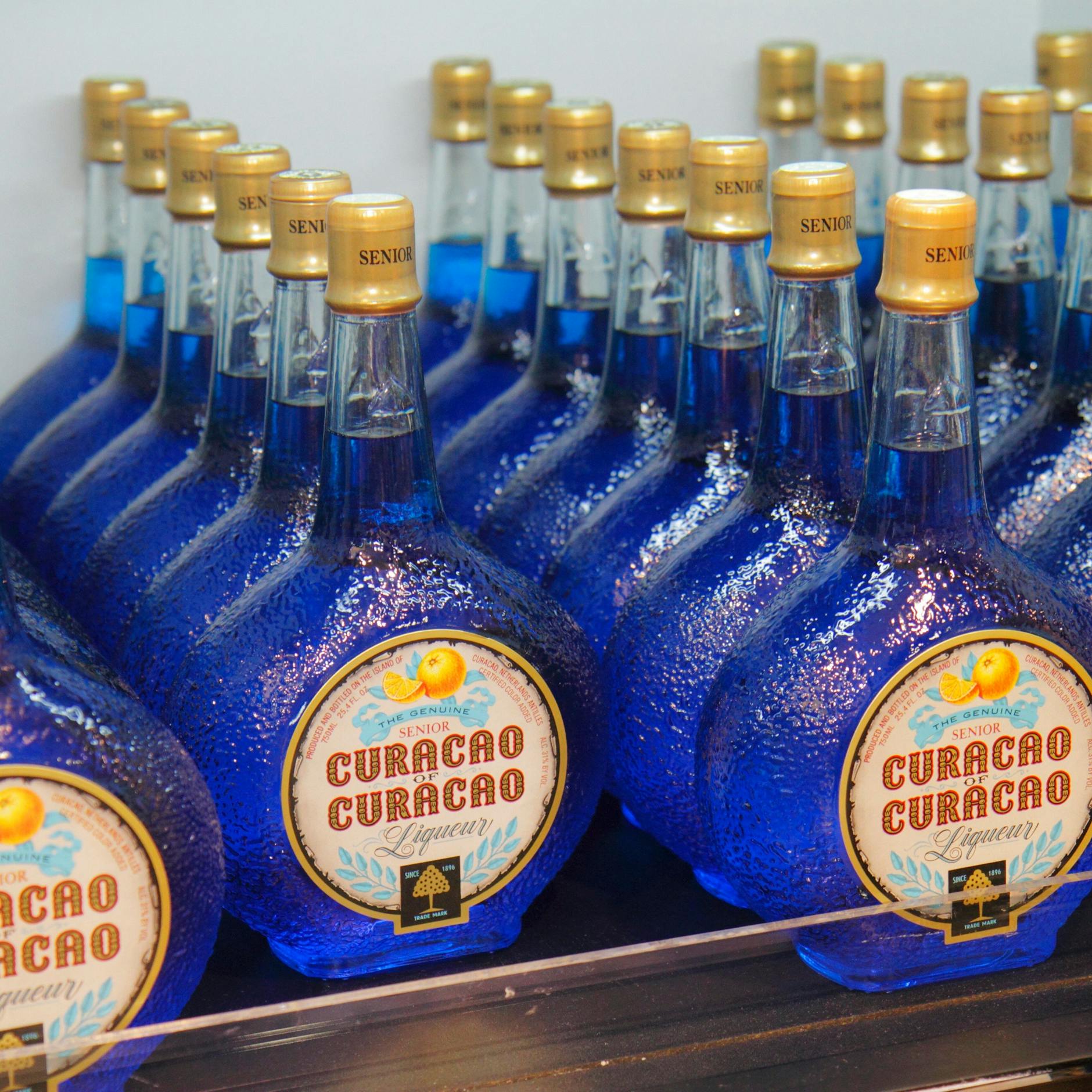 Blue Curaçao ist nach der vor <a href="https://de.wikipedia.org/wiki/Venezuela">Venezuela</a> liegenden <a href="https://de.wikipedia.org/wiki/K%C3%B6nigreich_der_Niederlande">niederländischen</a> Insel <a href="https://de.wikipedia.org/wiki/Cura%C3%A7ao">Curaçao</a> benannt.