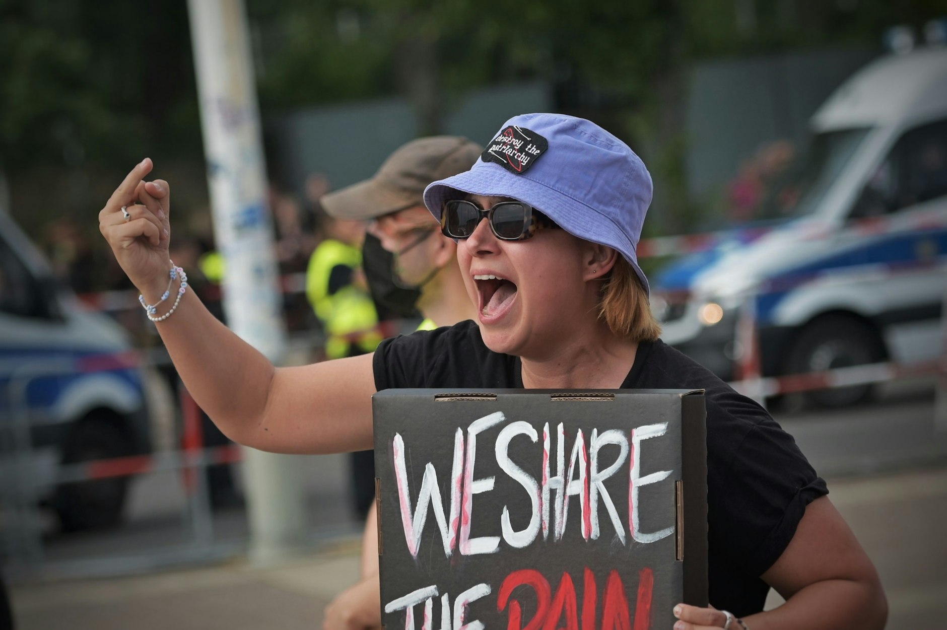 Die Demonstranten skandierten unter anderem: „Heute oder später, keine Show für Täter.“