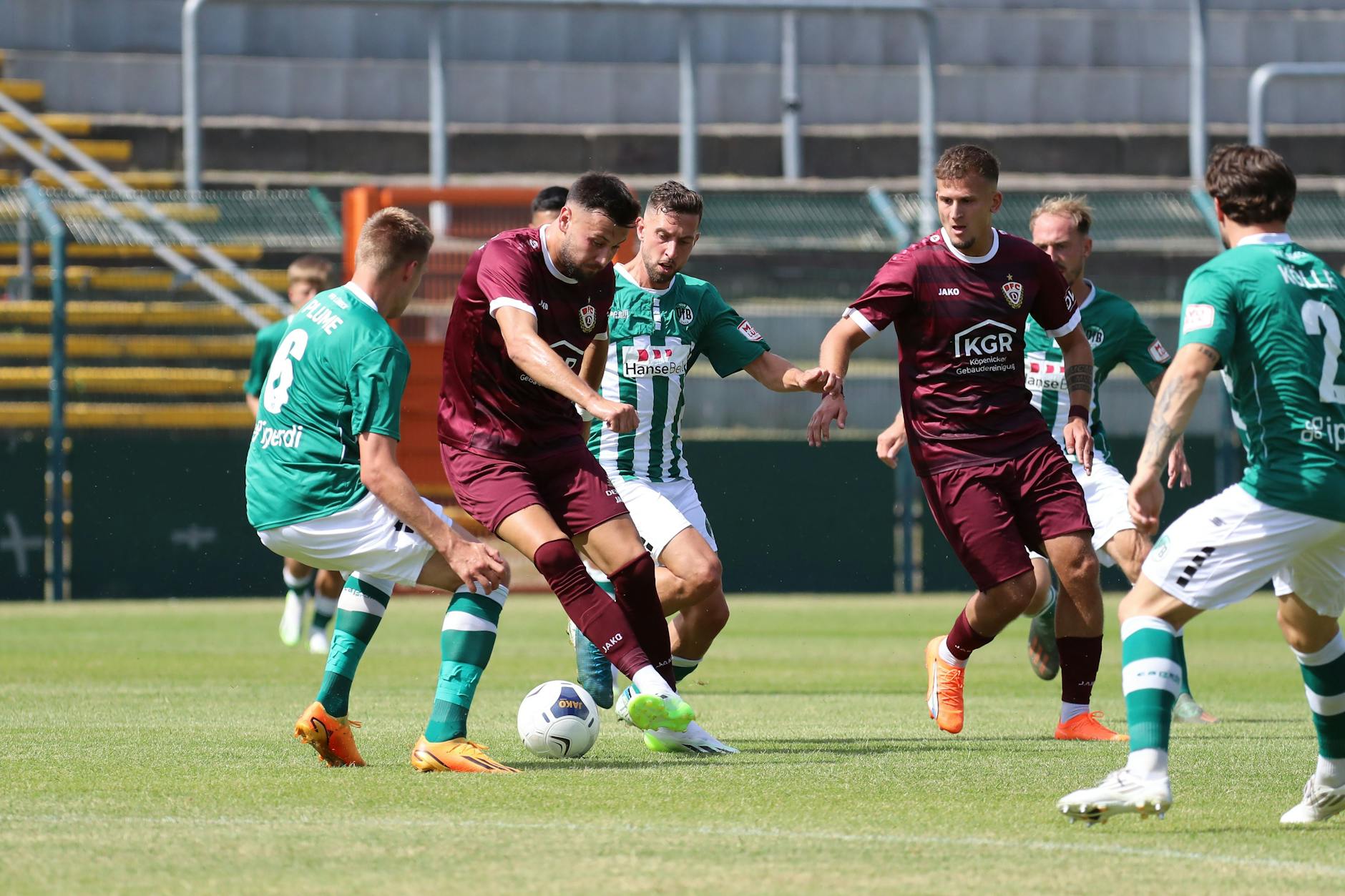 Rufat Dadashov versucht, sich unter den Augen von Tugay Uzan (r.) gegen Lübckes Noah Plume durchzusetzen.
