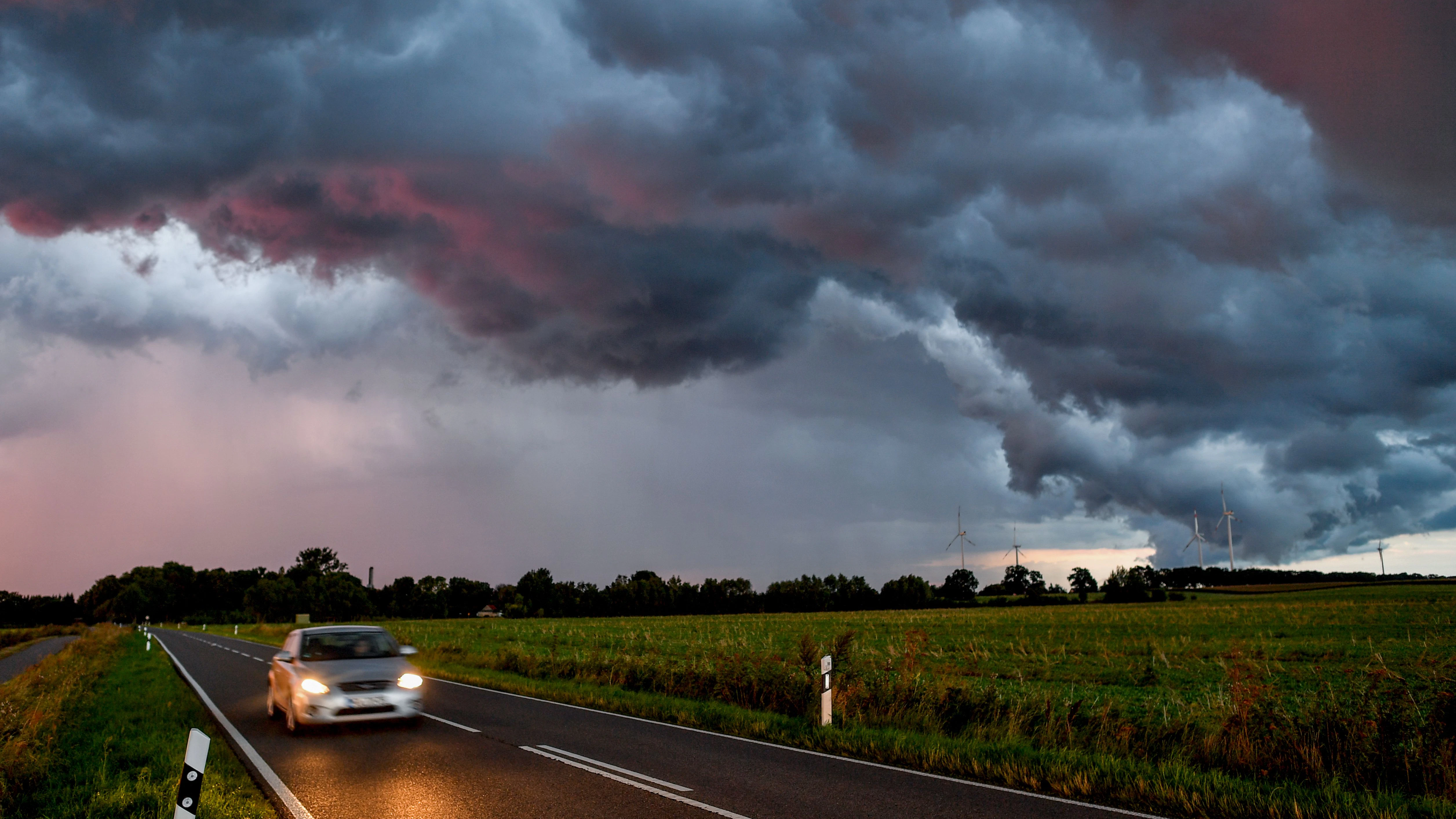 In Teilen Deutschland soll es am Wochenende Chaos beim Wetter geben: Gewitter, Starkregen, sogar Tornados drohen!
