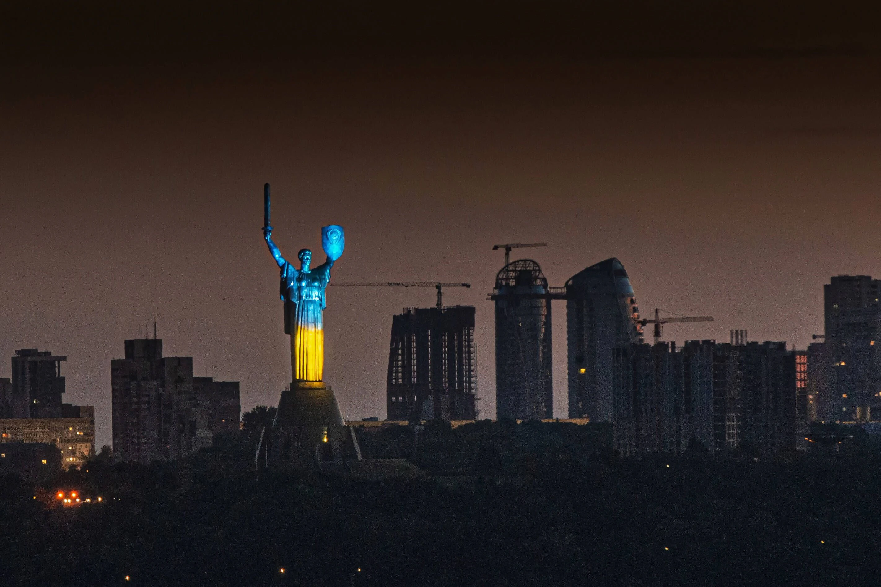 Erbaut wurde die Mutter-Heimat-Statue als Teil der Kiewer Gedenkstätte zum Zweiten Weltkrieges. In diesen Kriegszeiten&nbsp;ist sie nun zu einem Symbol des ukrainischen Widerstands geworden.