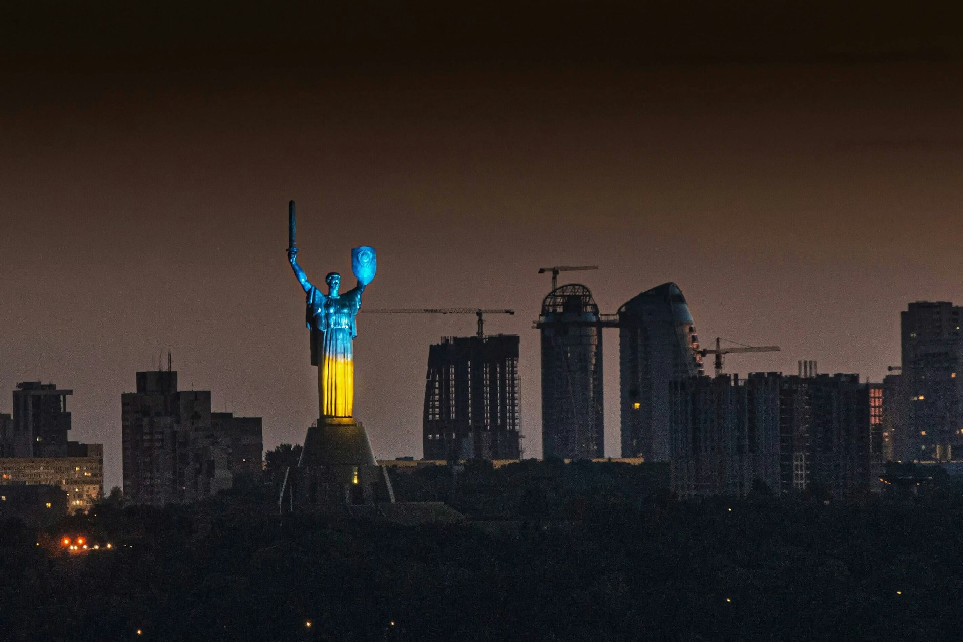 Erbaut wurde die Mutter-Heimat-Statue als Teil der Kiewer Gedenkstätte zum Zweiten Weltkrieges. In diesen Kriegszeiten ist sie nun zu einem Symbol des ukrainischen Widerstands geworden.