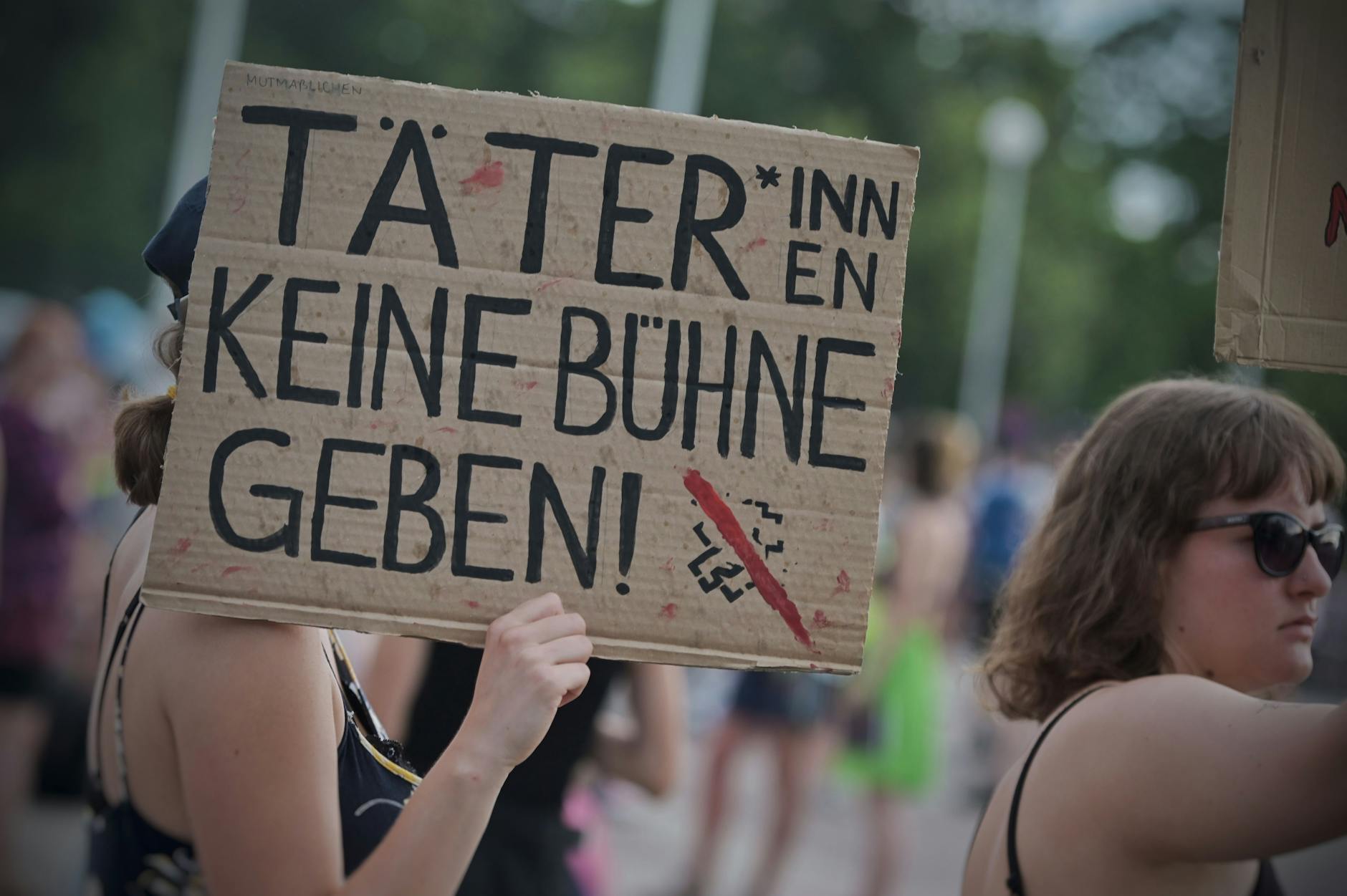 „Täter*innen keine Bühne geben“: eine Demonstrantin vor dem Rammstein-Konzert.
