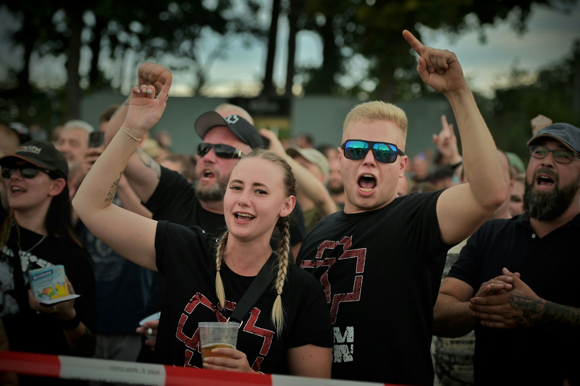 Auf dem Platz vor dem Stadion trafen die Demonstranten auf Hunderte Rammstein-Fans.