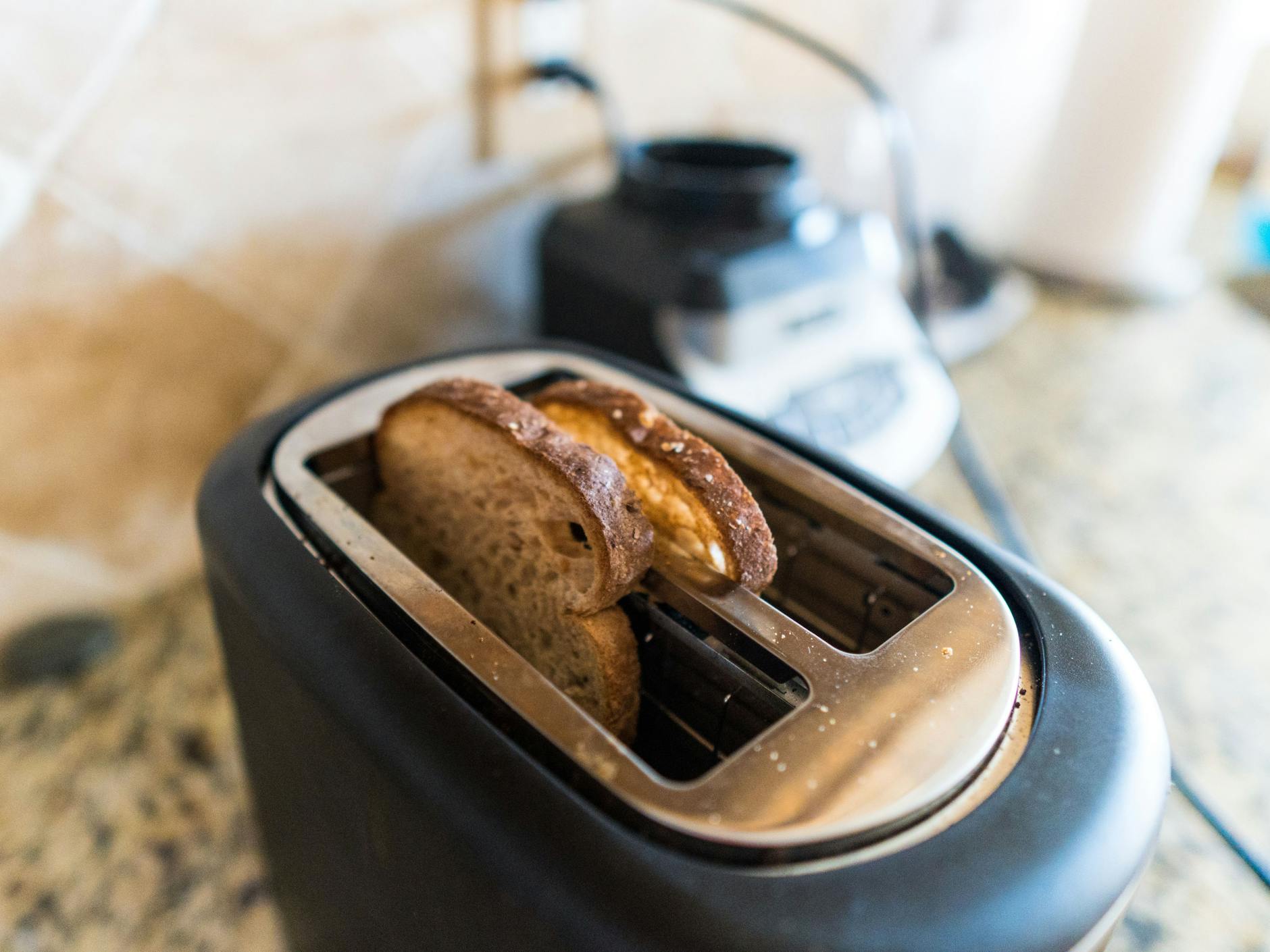 Das Innere des Toasters ist schwierig zu reinigen, denn man kommt schlecht heran.