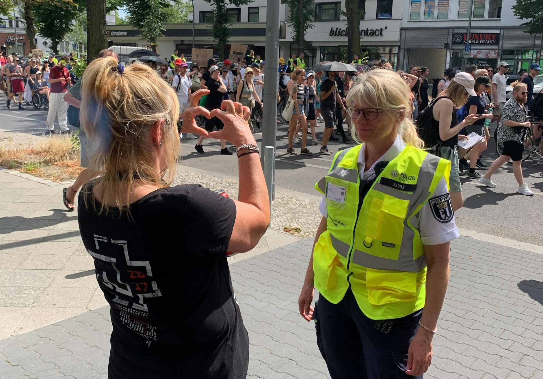 Ein Rammstein-Fan formt mit den Fingern ein Herz für die Demonstranten.