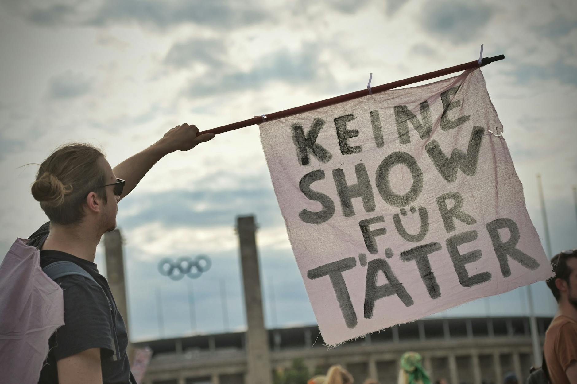 Etwa 300 Demonstranten versammelten sich am Nachmittag auf dem Theodor-Heuss-Platz in Westend.