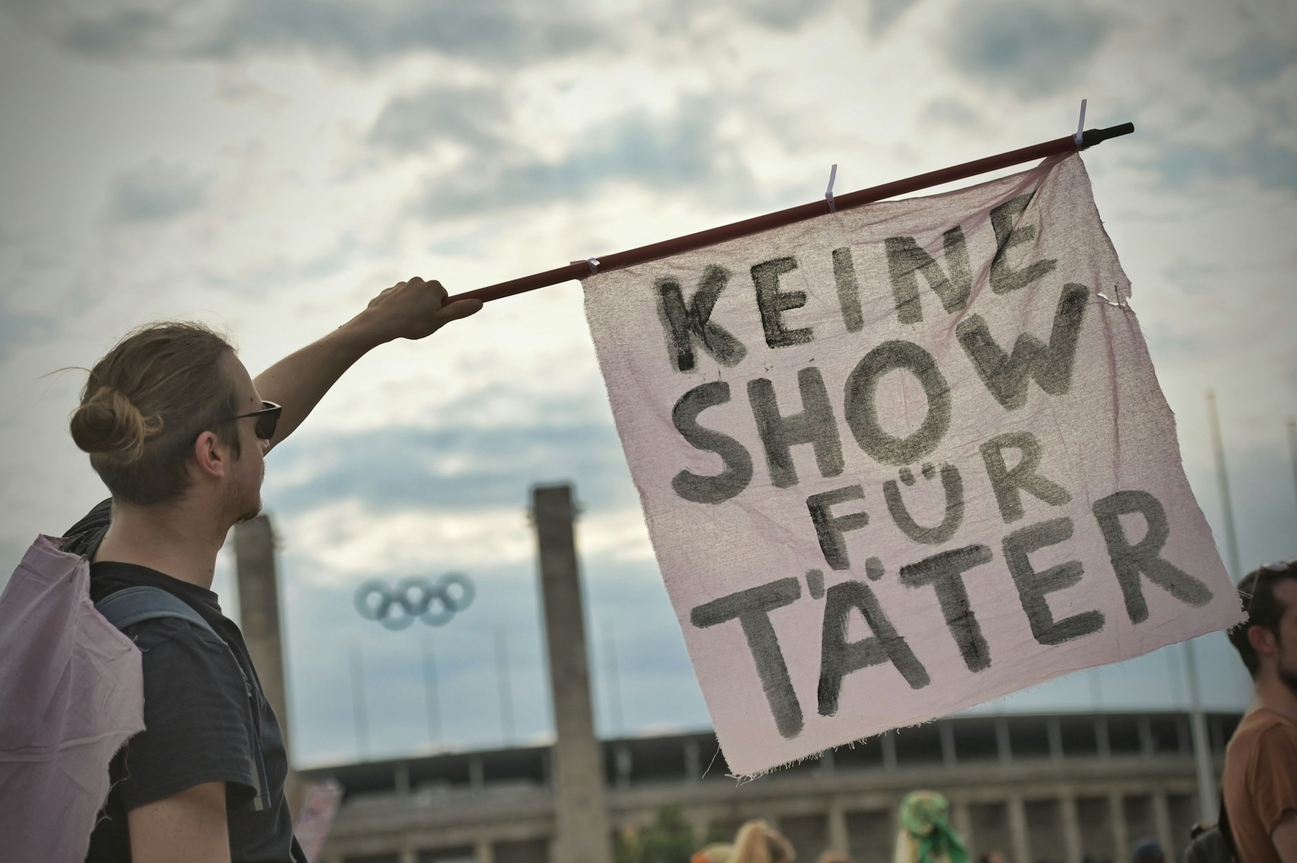 Etwa 300 Demonstranten versammelten sich am Nachmittag auf dem Theodor-Heuss-Platz in Westend.