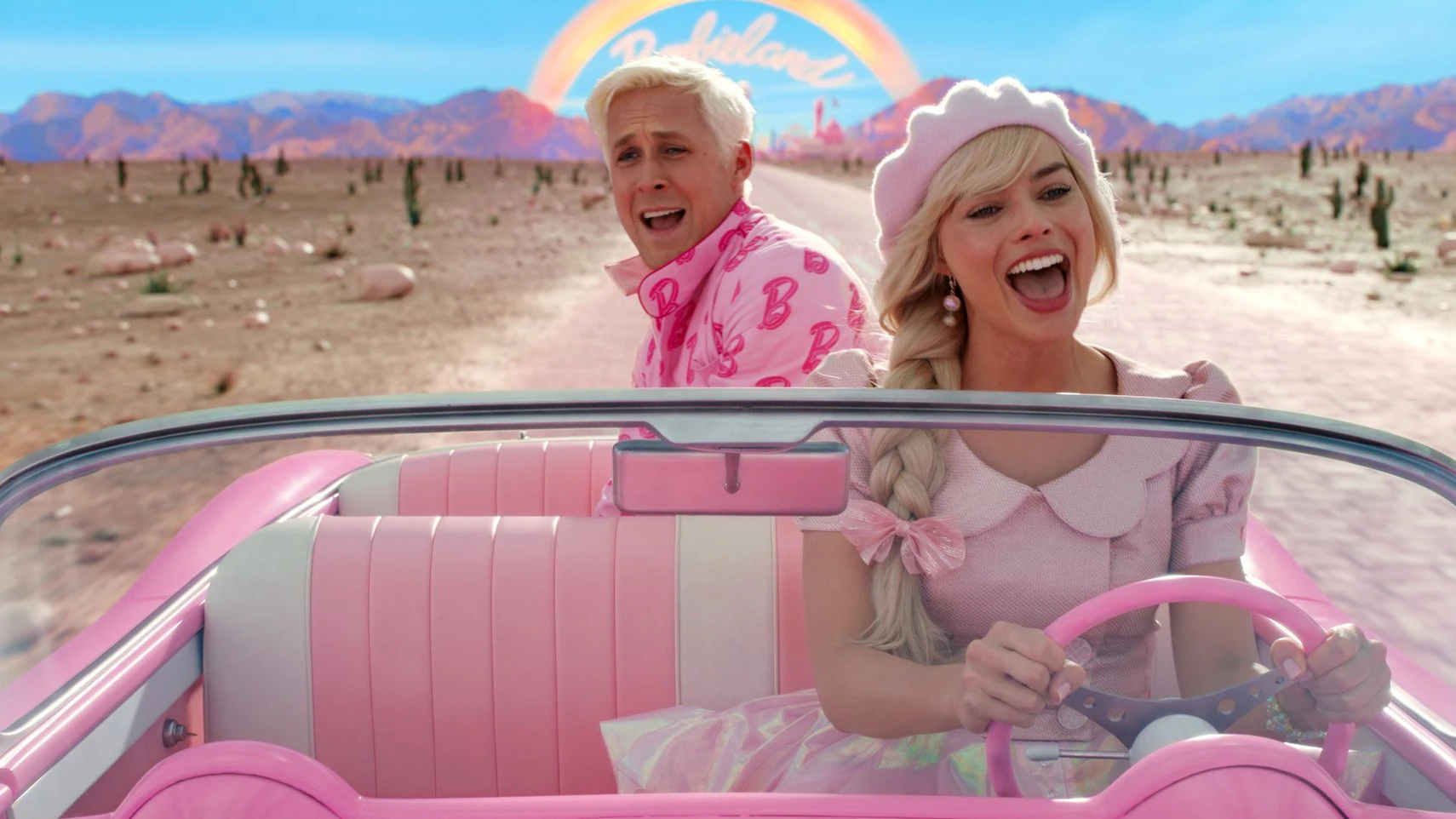 Ryan Gosling als Ken und Margot Robbie als Barbie in einer Szene des Films „Barbie“. Das pinke Spektakel kommt am Donnerstag in die Kinos.
