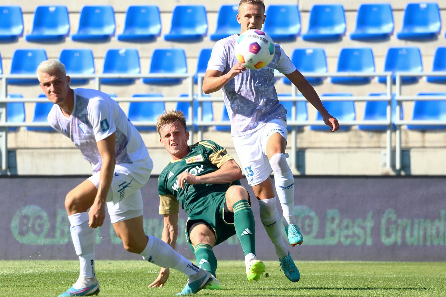 Mikkel Kaufmann (M.) erzielt den zwischenzeitlichen Anschlusstreffer zum 1:2 bei Zalaegerszegi TE.