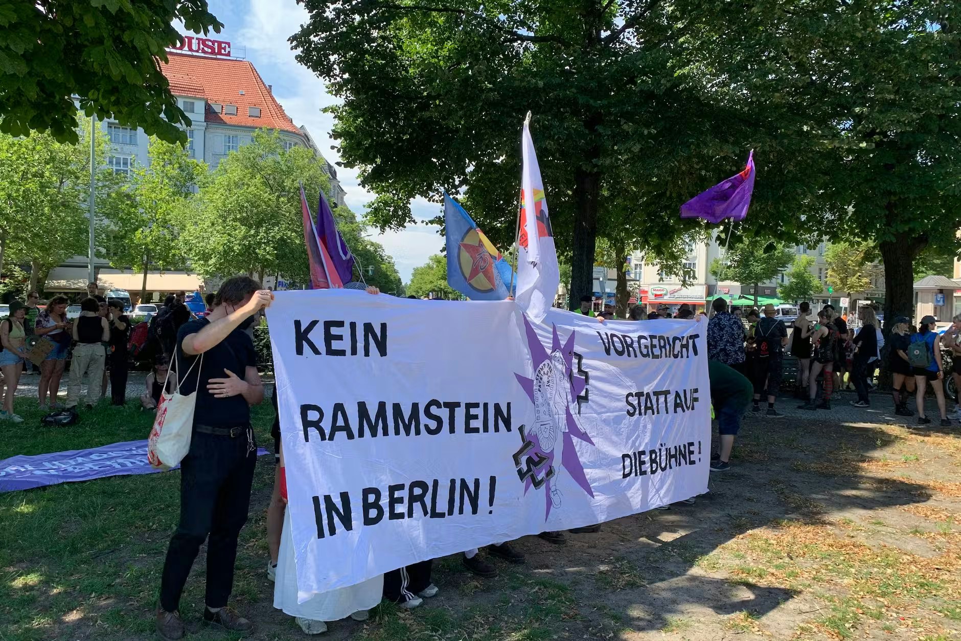 Die Demonstranten haben sich zum Start am Theodor-Heuss-Platz versammelt.