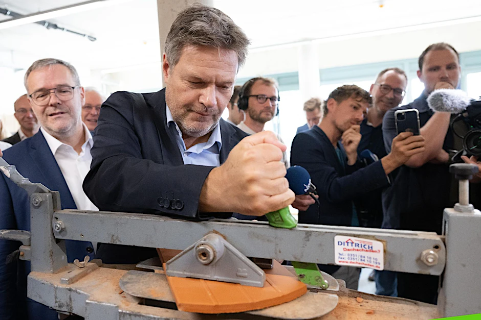 Wirtschaftsminister Robert Habeck während eines Besuchs in einem  Dachdeckerbetrieb in Sachsen.  