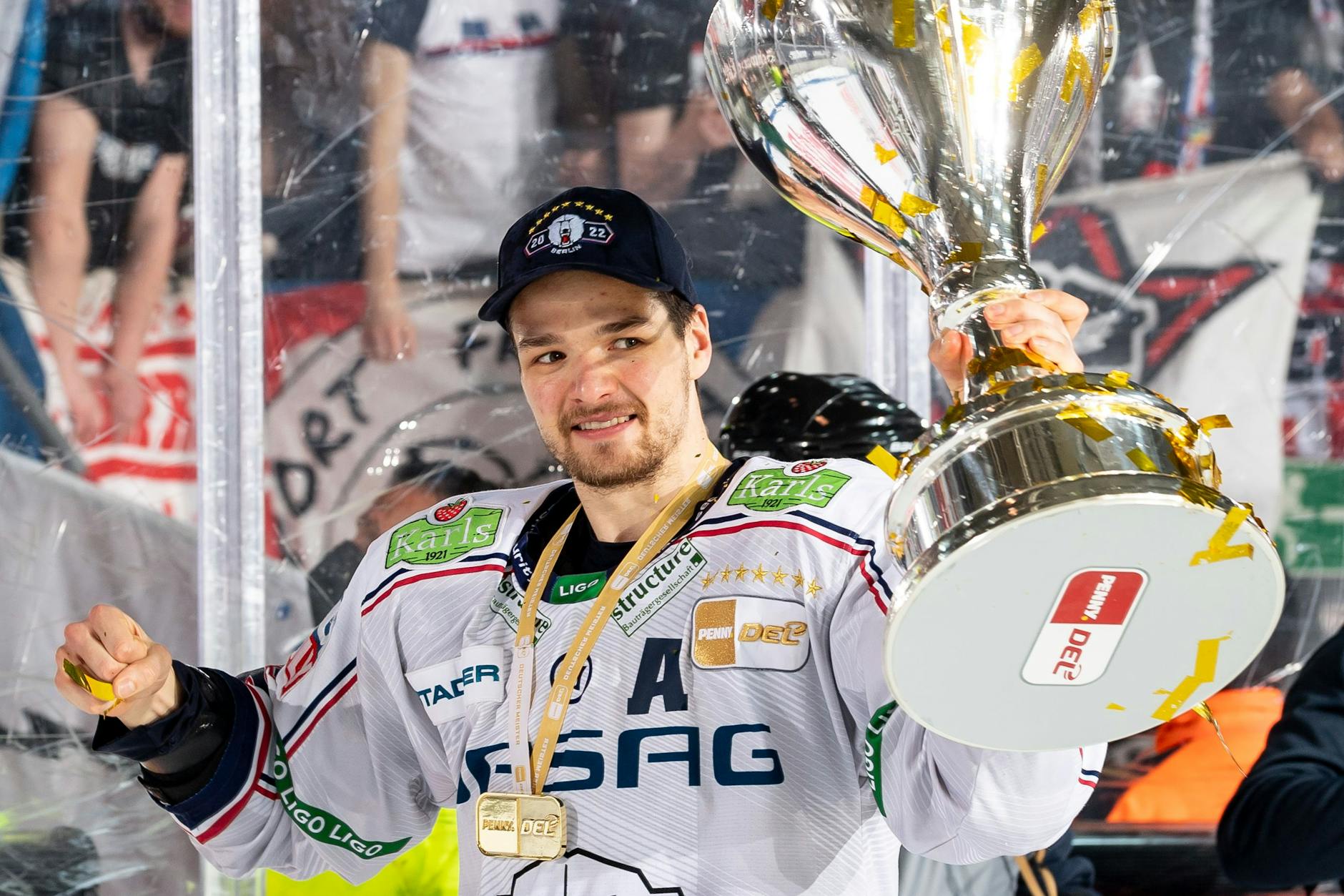 Kai Wissmann verabschiedete sich 2022 mit dem Meisterpokal, ohne ihn verpassten die Eisbären die Play-offs ...