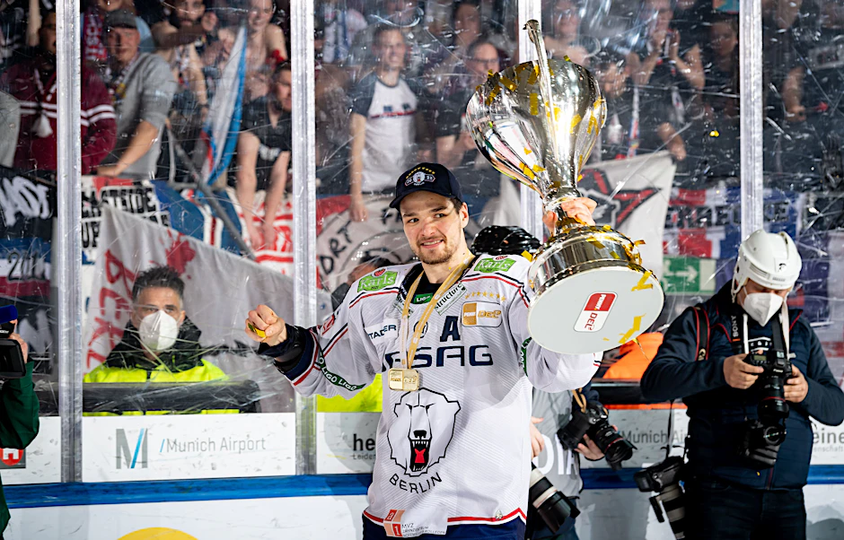 Kai Wissmann verabschiedete sich 2022 mit dem Meisterpokal, ohne ihn verpassten die Eisbären die Play-offs ...