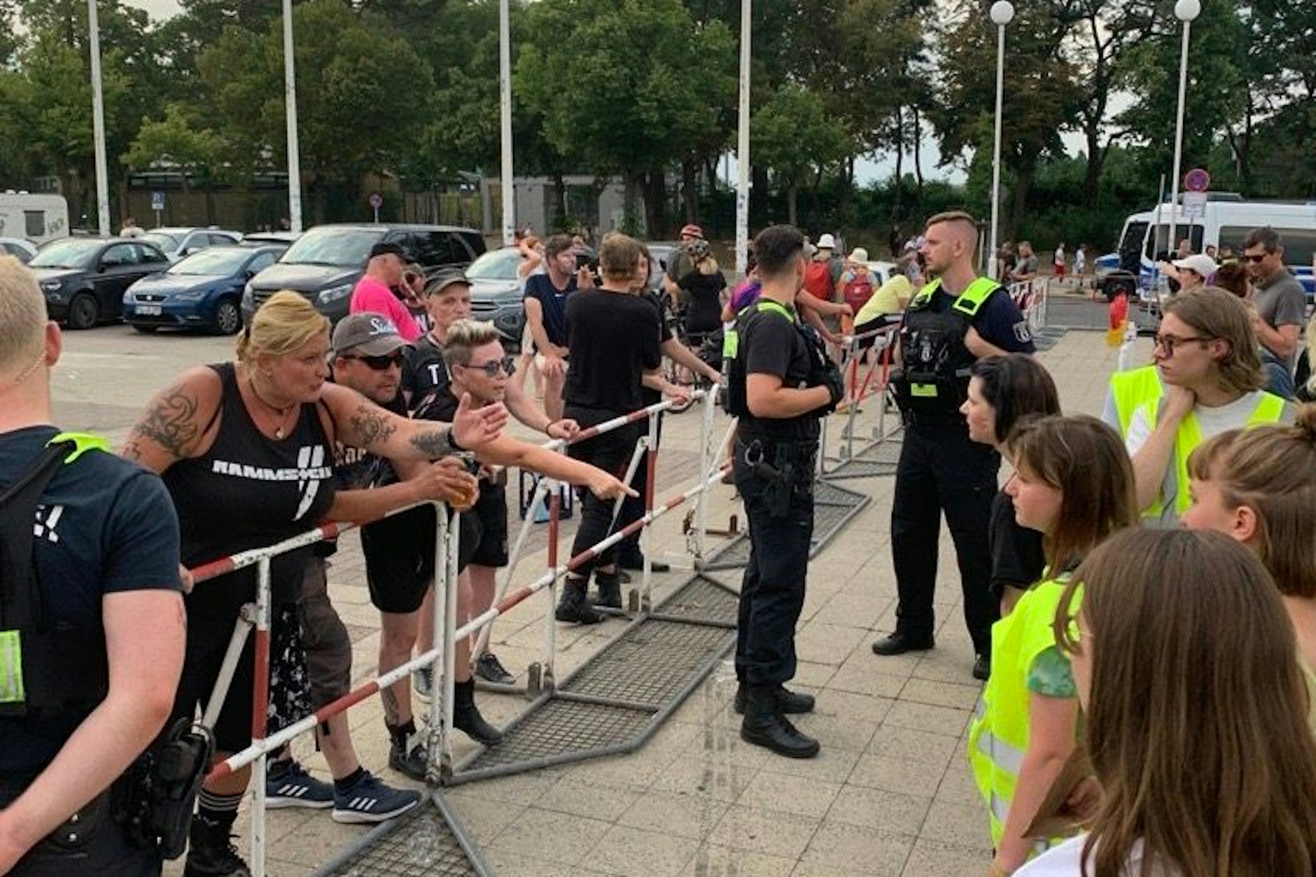 Ein paar letzte Rammstein-Fans ohne Tickets diskutieren mit den Demonstranten.