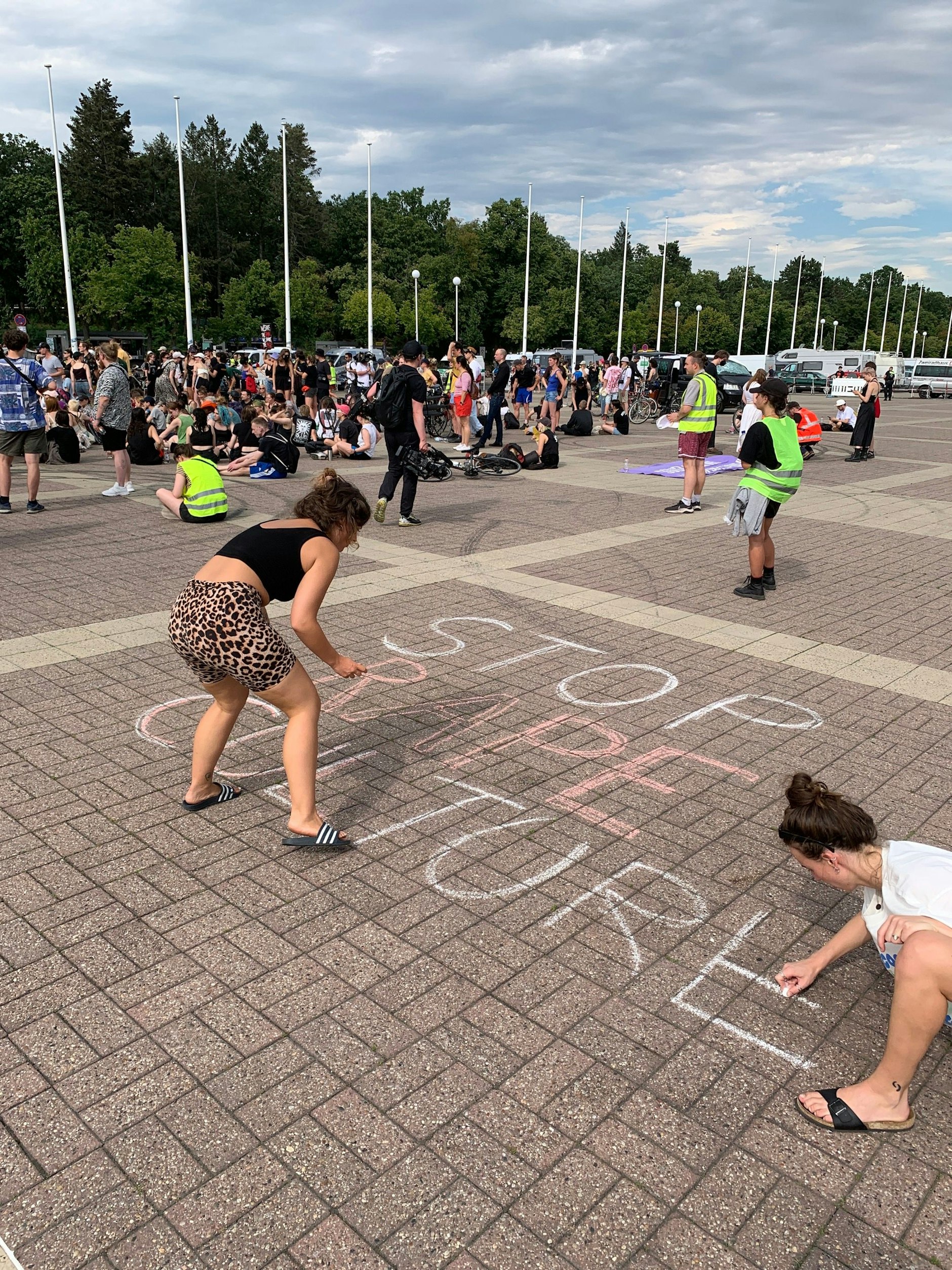 Demonstrantinnen protestieren vor dem Olympiastadion gegen das Konzert von Rammstein.&nbsp;