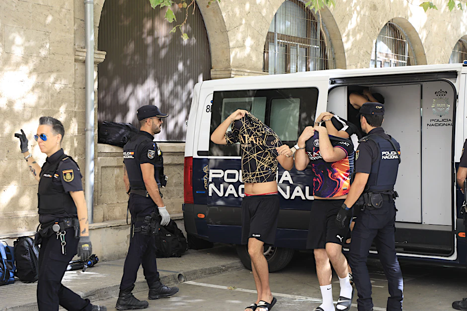 Polizisten führen die Verdächtigen zum Termin mit dem Haftrichter in Palma de Mallorca.