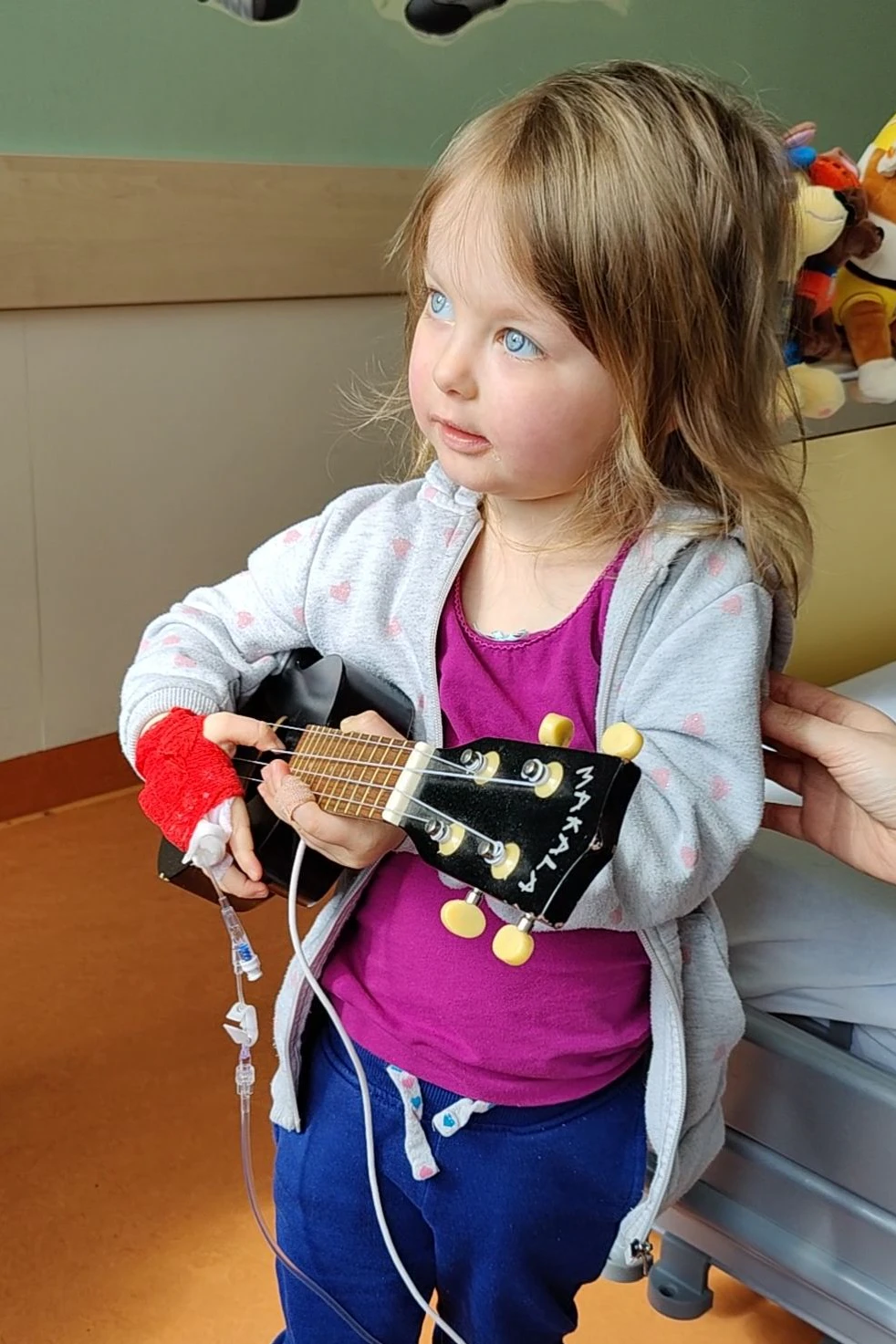 Die kleine Leandra würde gern so unbeschwert spielen wie ihre Altersgenossen, doch die Krankheit verhindert das.