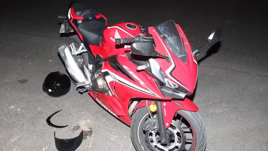 Das Motorrad des schwer verletzten Fahrers in der Buschkrugallee.