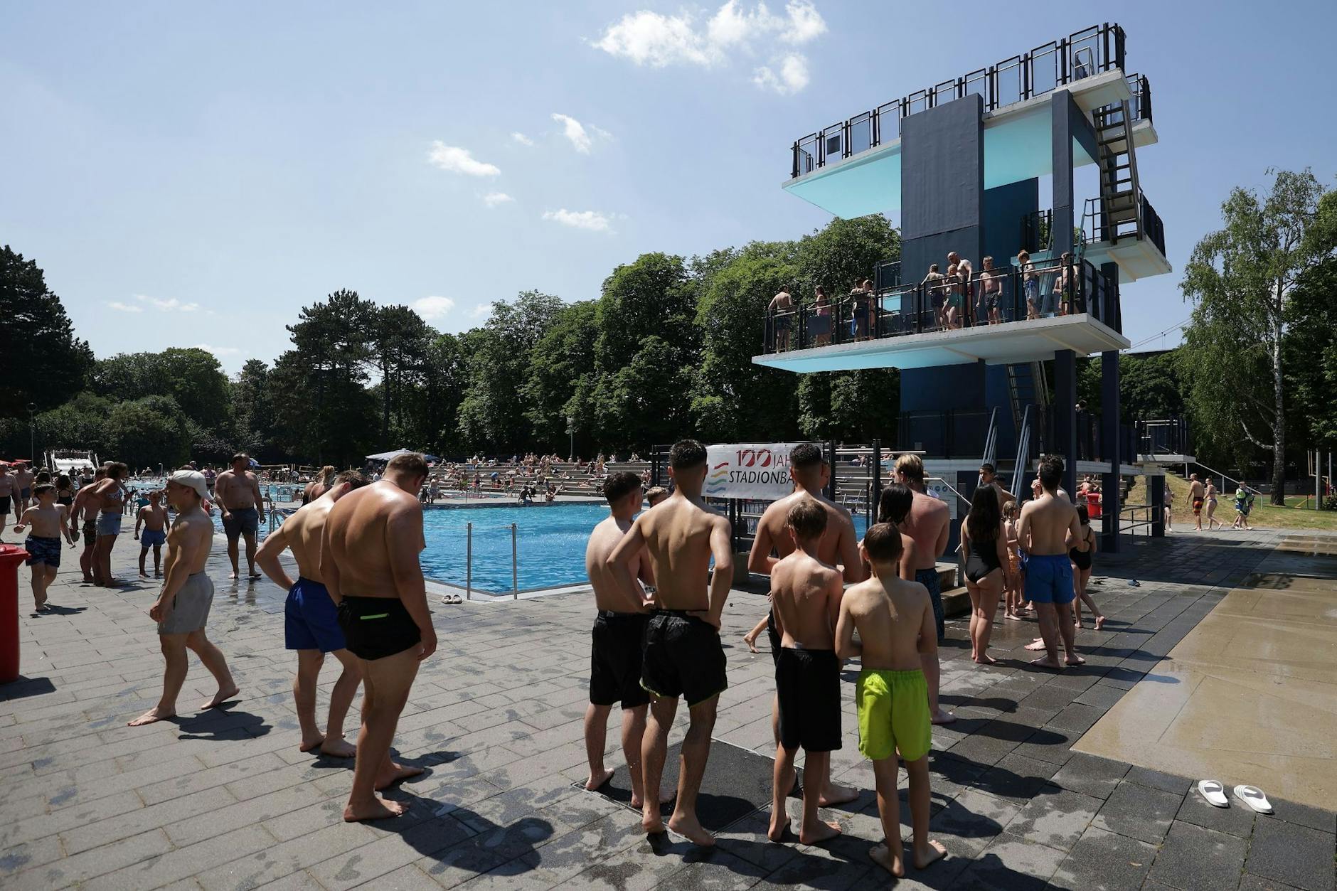 ARCHIV - Eine Schlange vor dem Sprungturm: Der Andrang bei Hitze ist im Freibad für gewöhnlich groß.