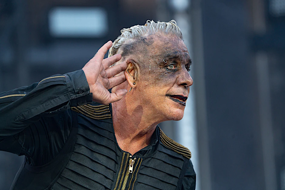 Till Lindemann bei einem der Konzerte von Rammstein auf der Stadion-Tour im Sommer 2023. Im kommenden Jahr reist Rammstein noch einmal mit großer Show durch Europa.