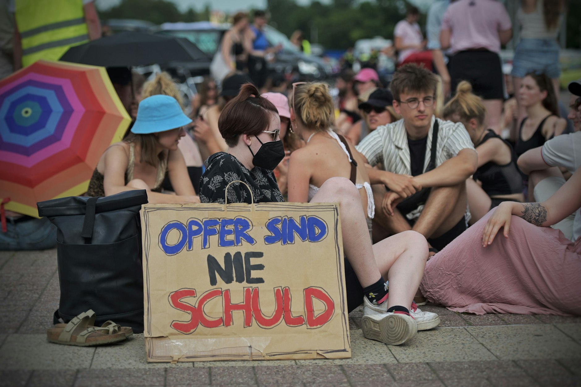 Teilnehmer der Demonstration „Kein Rammstein-Konzert in Berlin! “ vor dem Berliner Olympiastadion: Vom Theodor-Heuss-Platz zog die Menge über die Reichsstraße und die Olympische Straße bis zum Olympischen Platz.