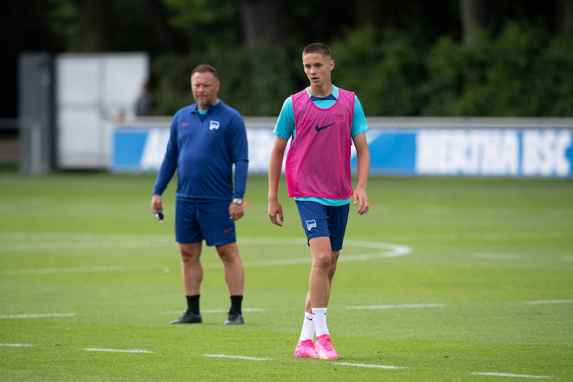 Bence Dardai trainiert jetzt bei Herthas Profis mit. Doch der jüngste Sohn muss jetzt erst mal die Rekordzahl seines Vaters und Trainers Pal Dardai auswendig lernen.