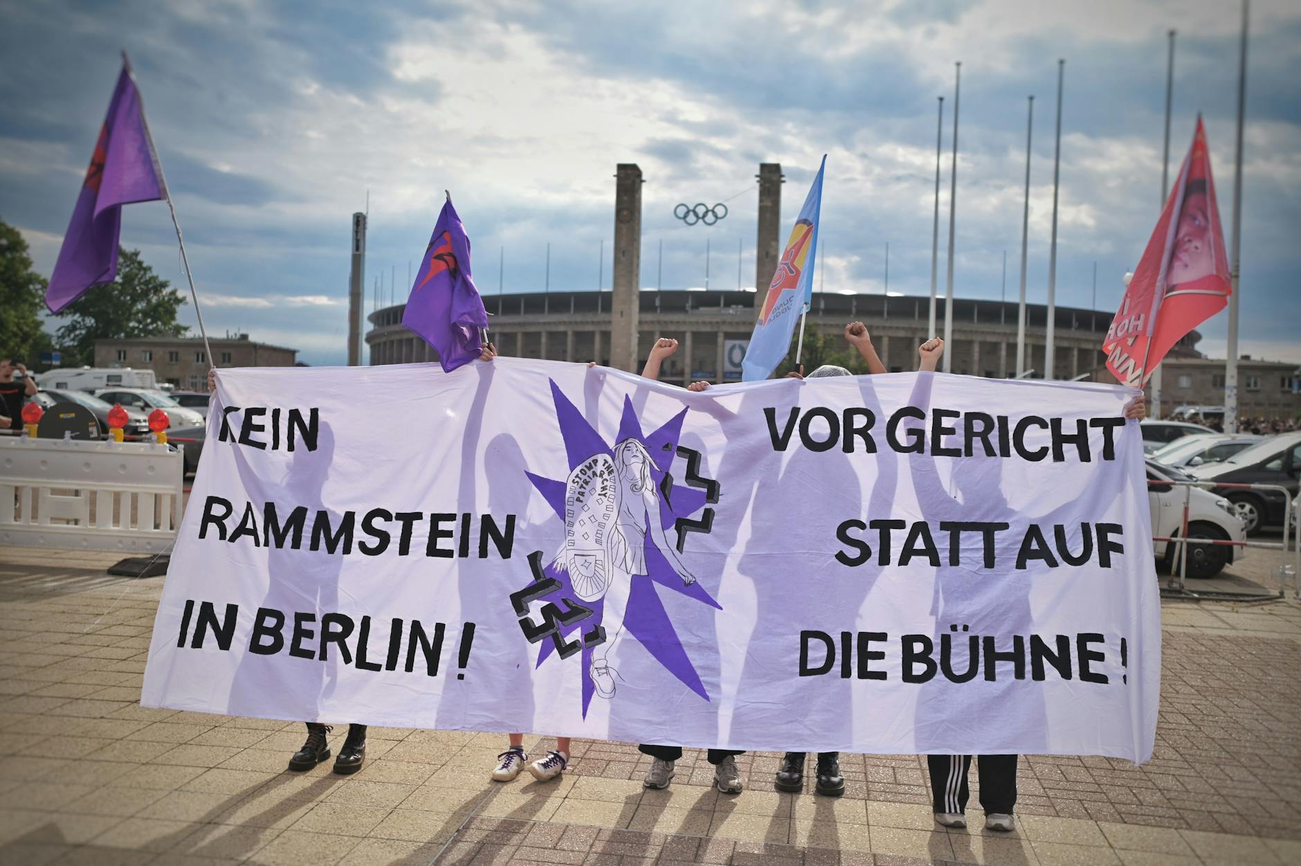 Protestierende vor dem Olympiastadion