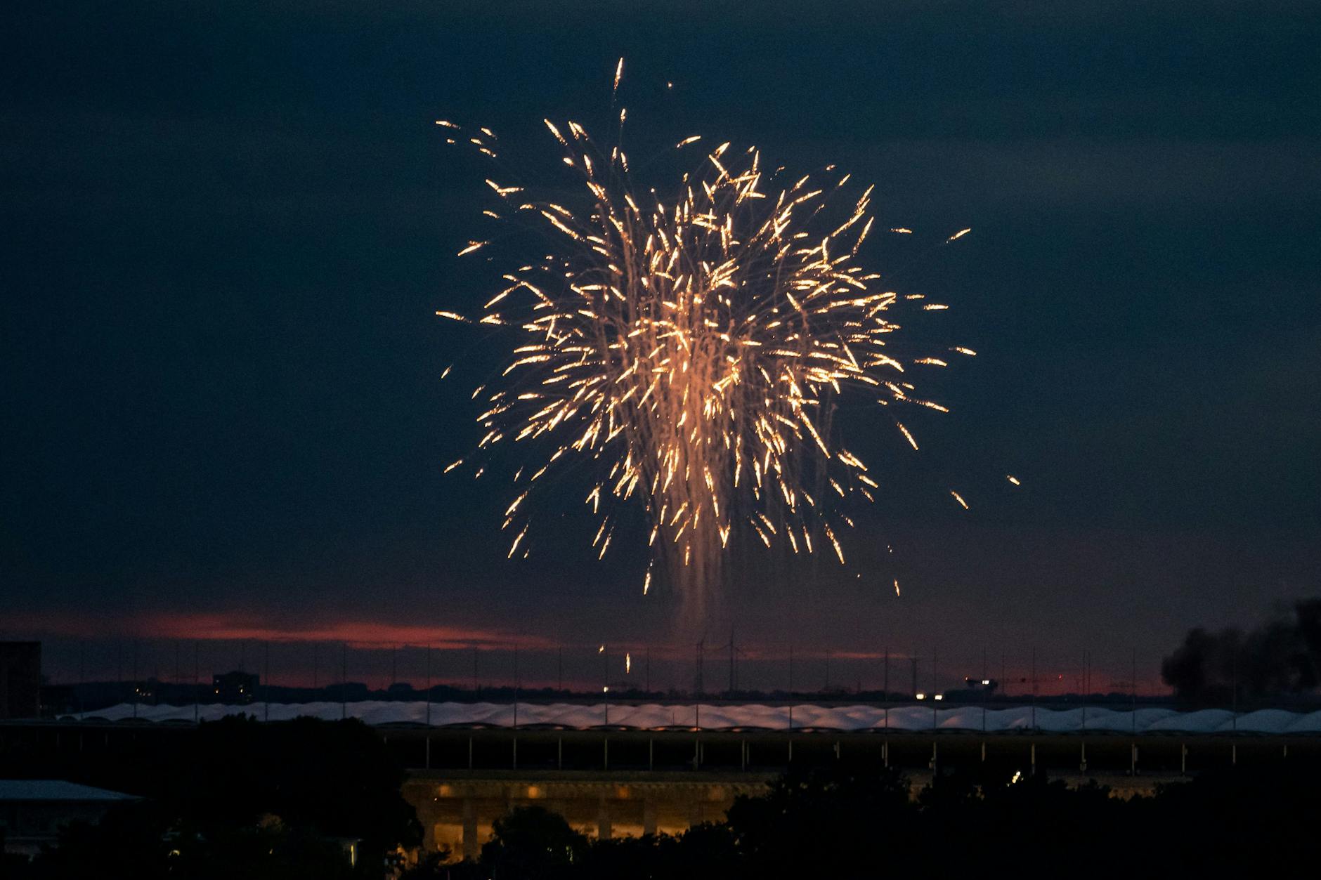 Ein Feuerwerk steigt während des Konzerts über dem Olympiastadion in den Berliner Nachthimmel.
