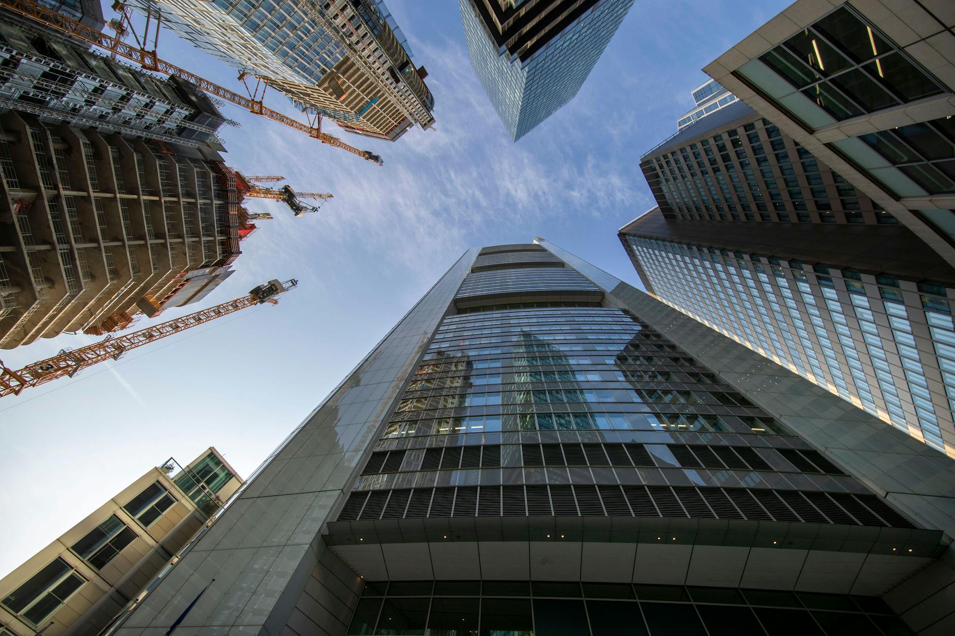 Die Konzernzentralen von Deutsche Bank und Commerzbank in Frankfurt am Main