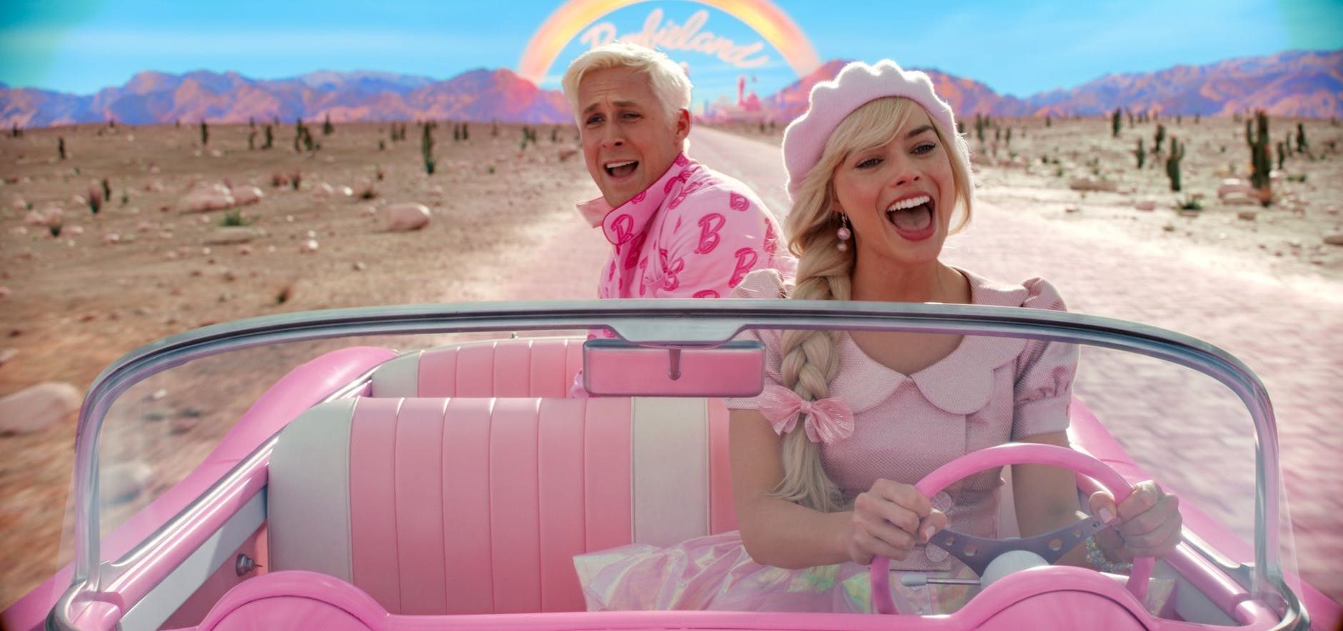 HANDOUT - Ryan Gosling als Ken und Margot Robbie als Barbie in einer Szene des Films «Barbie».