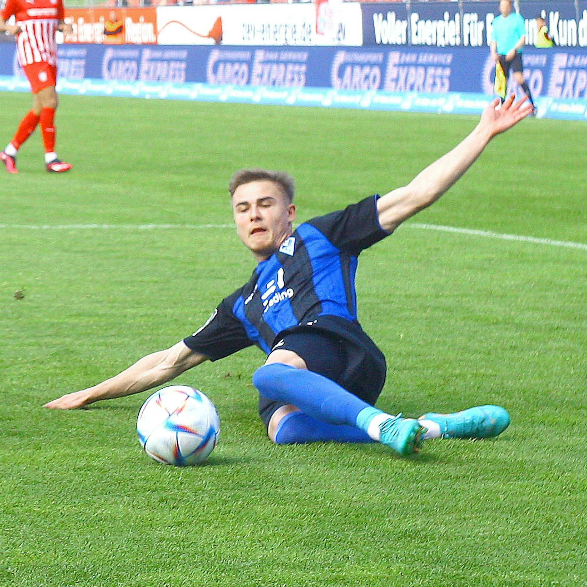 Volller Einsatz um den Ball. Marten Winkler hat bei Waldhof Mannheim den entscheidenden Sprung nach vorne gemacht.