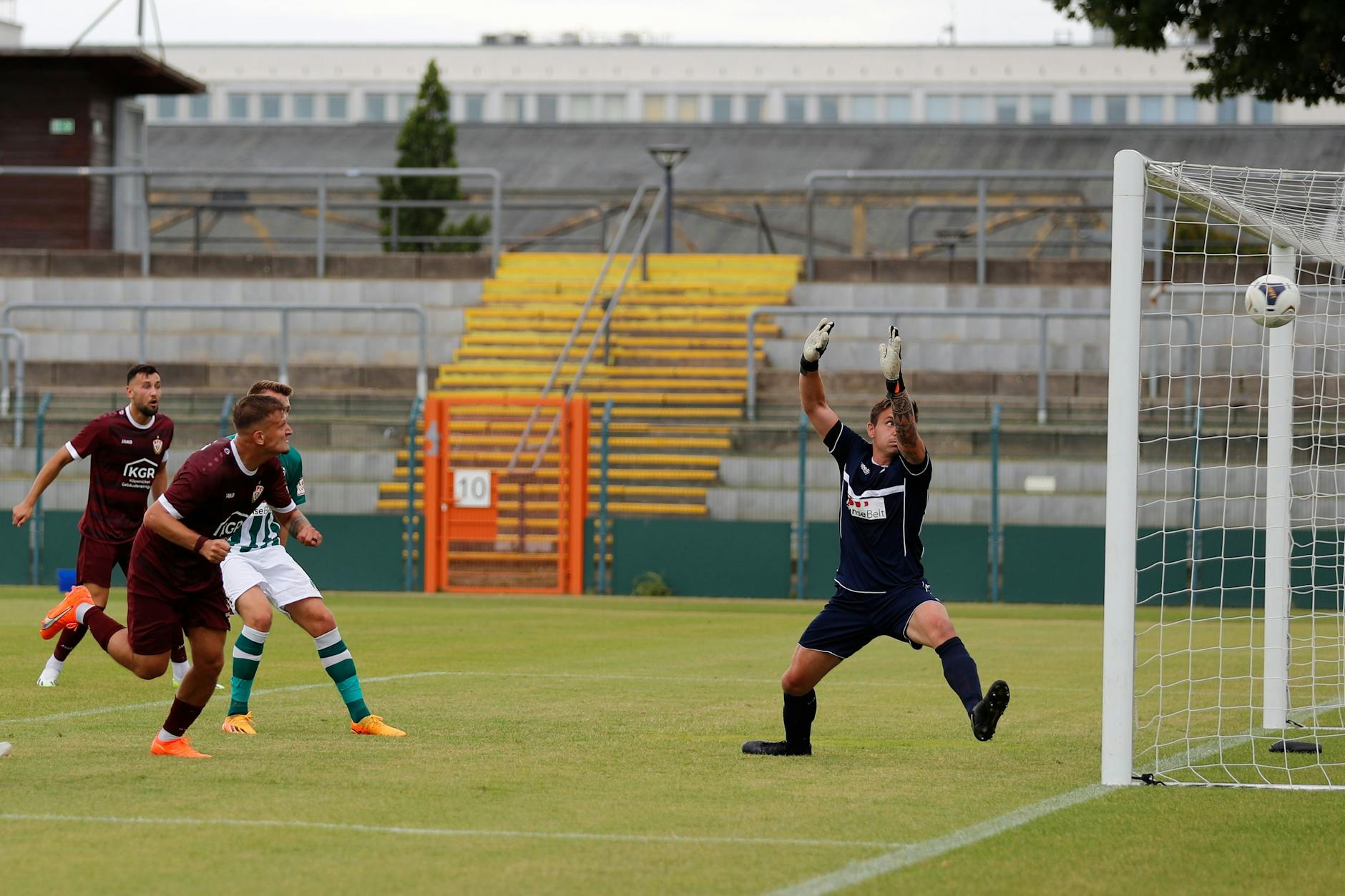 Tugay Uzan köpft ein zum 2:1-Siegtreffer für den BFC Dynamo gegen den VfB Lübeck.