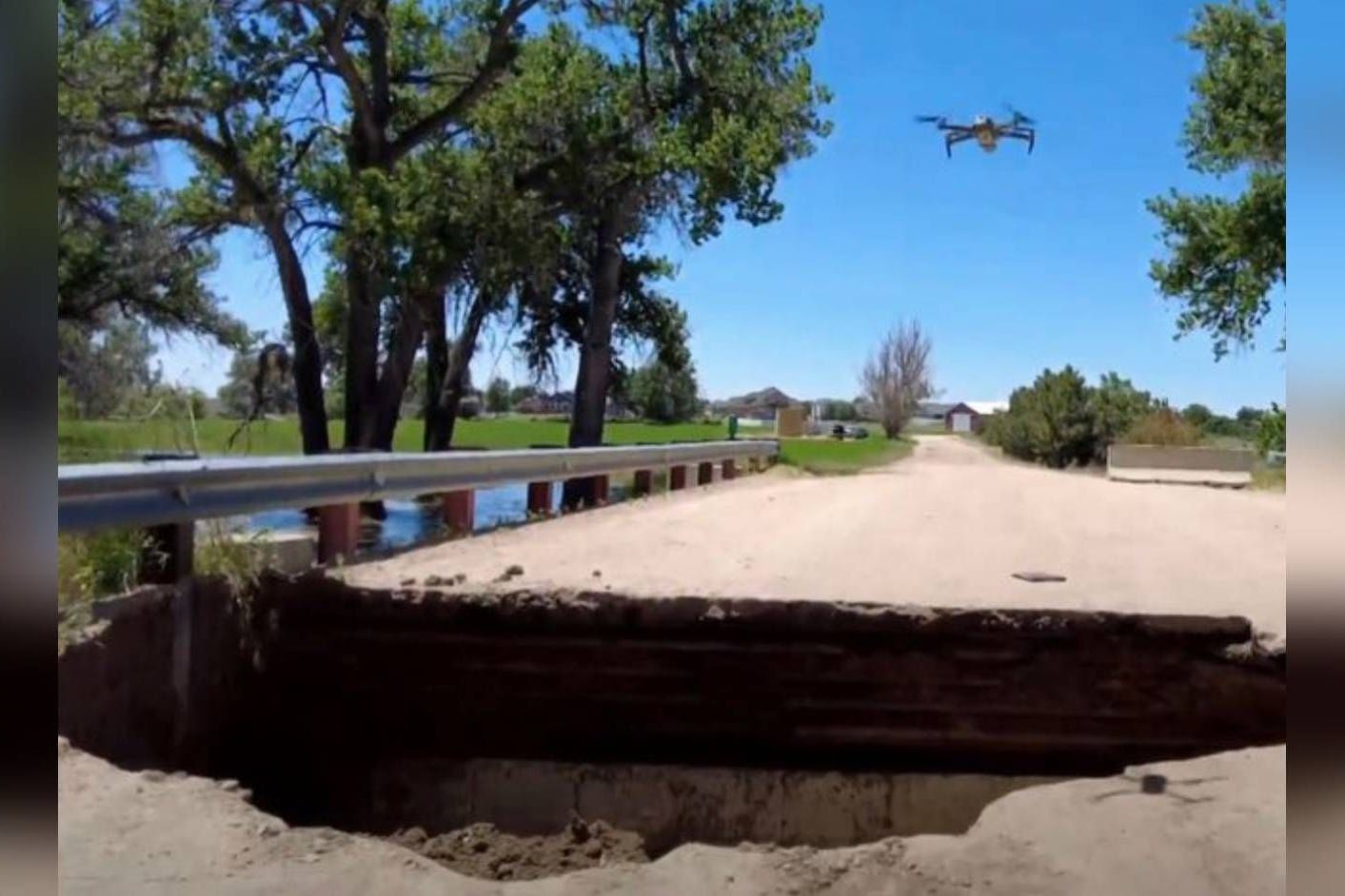 Josh Logue steuerte seine Drohne zu diesem Erdloch, in dem er den Unfallwagen entdeckte.