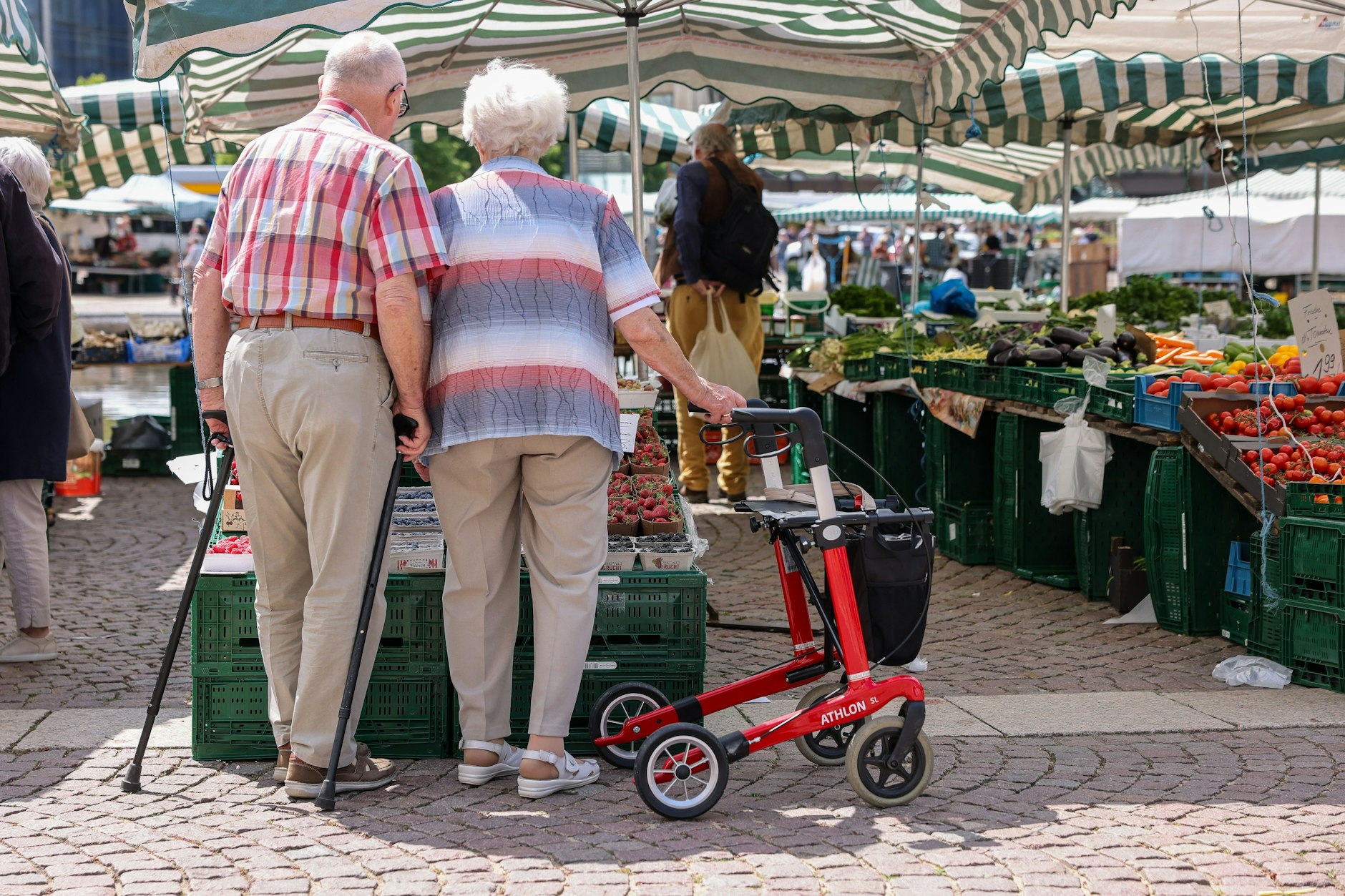  Zwei Senioren auf dem Wochenmarkt in der Leipziger Innenstadt. 