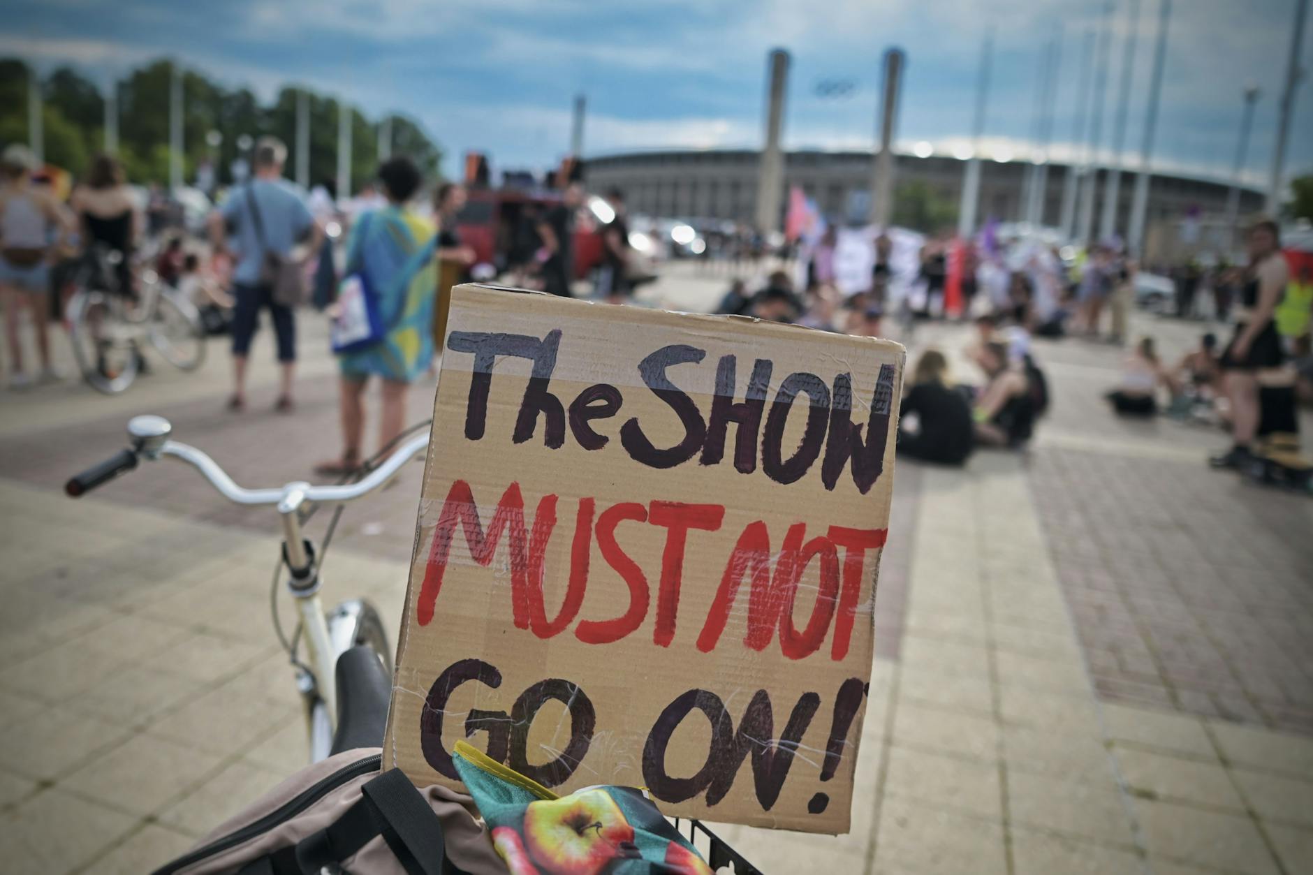 Drinnen Feier, draußen Frust. Es schien, als ob die Proteste gegen die Band keinerlei Auswirkung auf das Konzertgeschehen hatten. Business as usual.