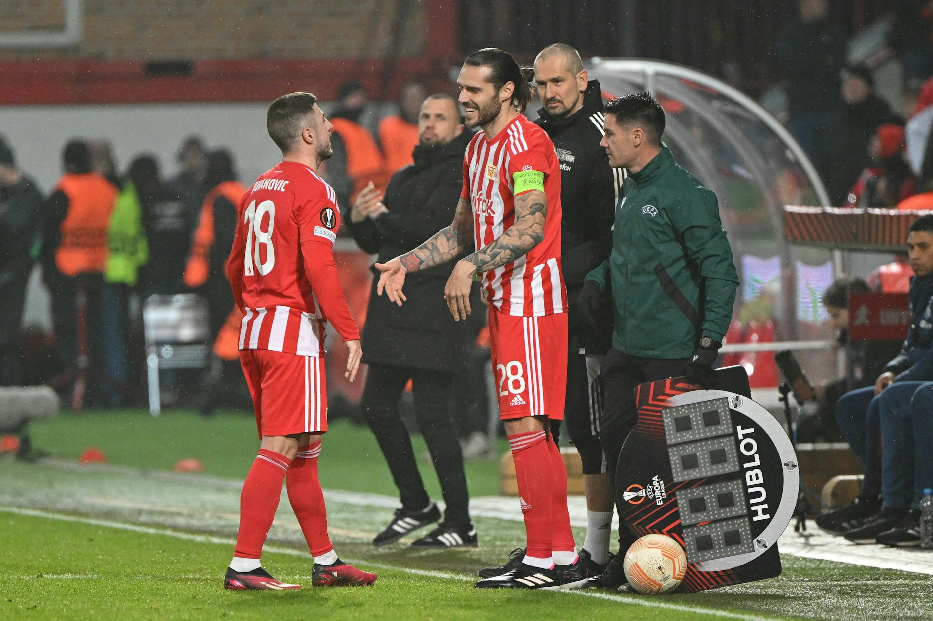 Ein Bild, das man in dieser Spielzeit wohl noch öfter zu sehen bekommen wird: Josip Juranovic wird von Christopher Trimmel ersetzt.