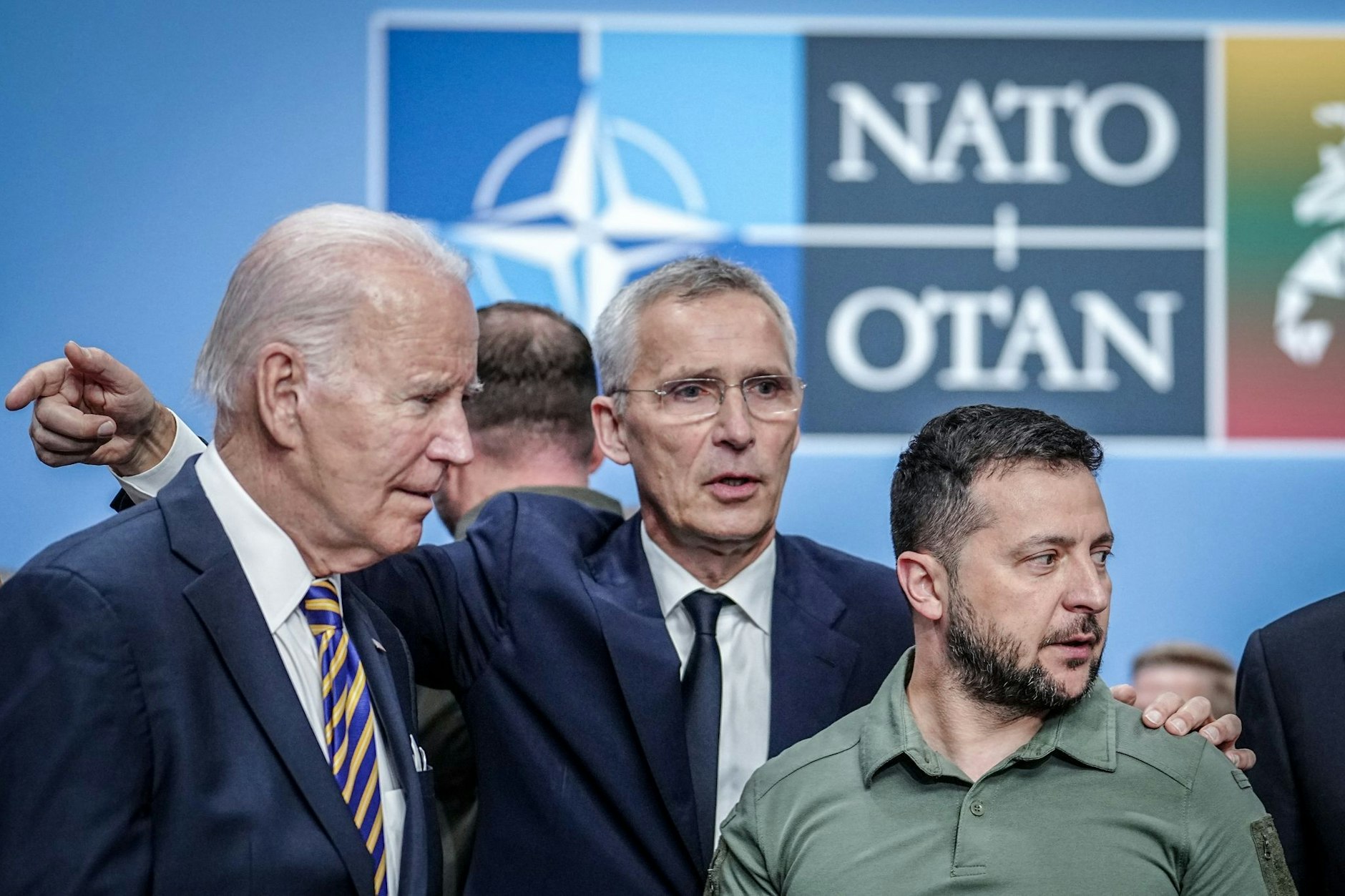 US-Präsident Joe Biden und Nato-Generalsekratär Jens Stoltenberg begrüßen Wolodymyr Selenskyj (v.l.) auf dem Nato-Gipfel in Vilnius.