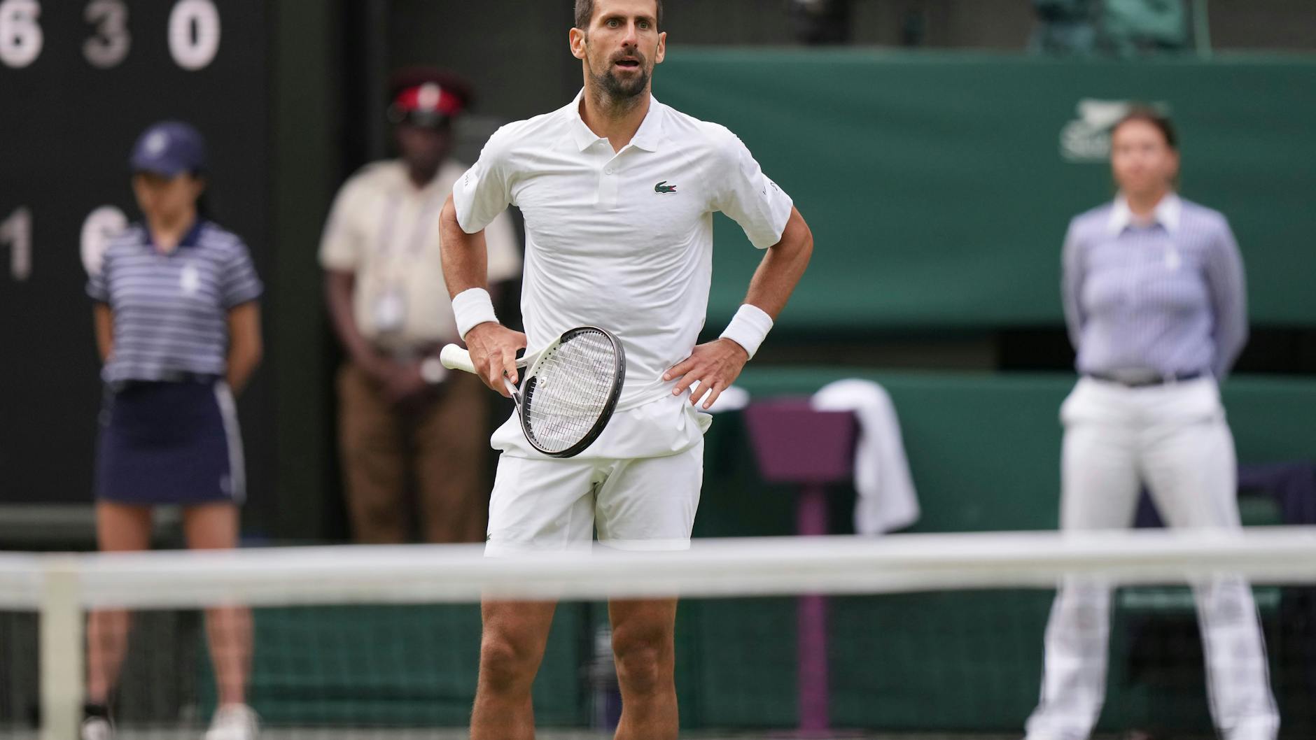 Novak Djokovic reagiert ratlos nach einem verlorenen Punkt gegen den Spanier Carlos Alcaraz während des Endspiels von Wimbledon.