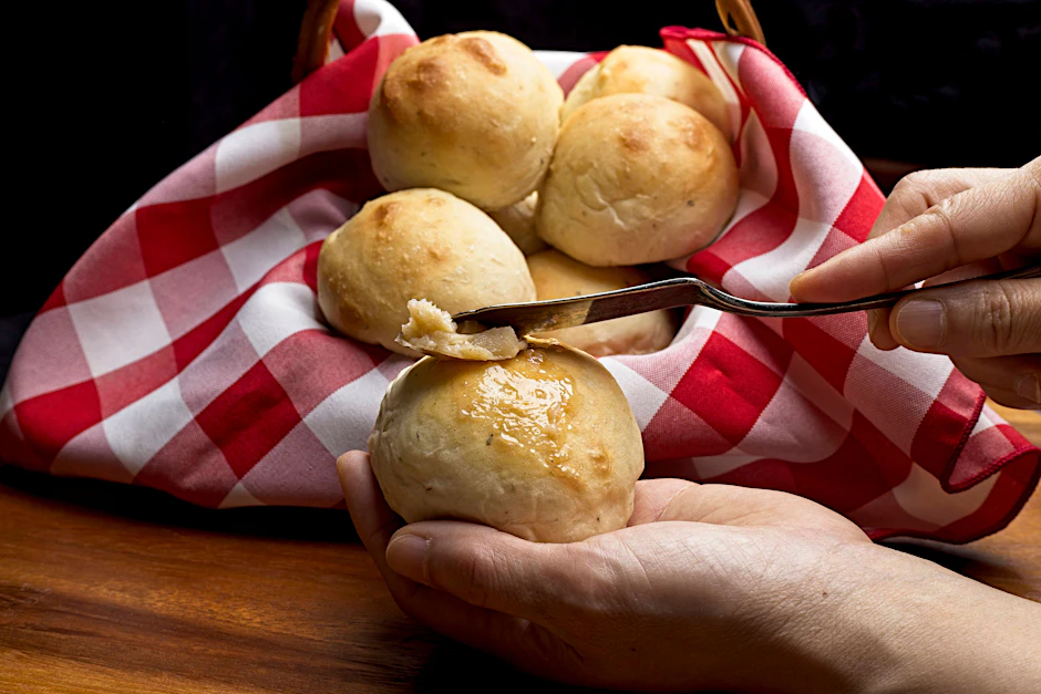 Mit unserem Rezept werden die Quarkbrötchen richtig fluffig.