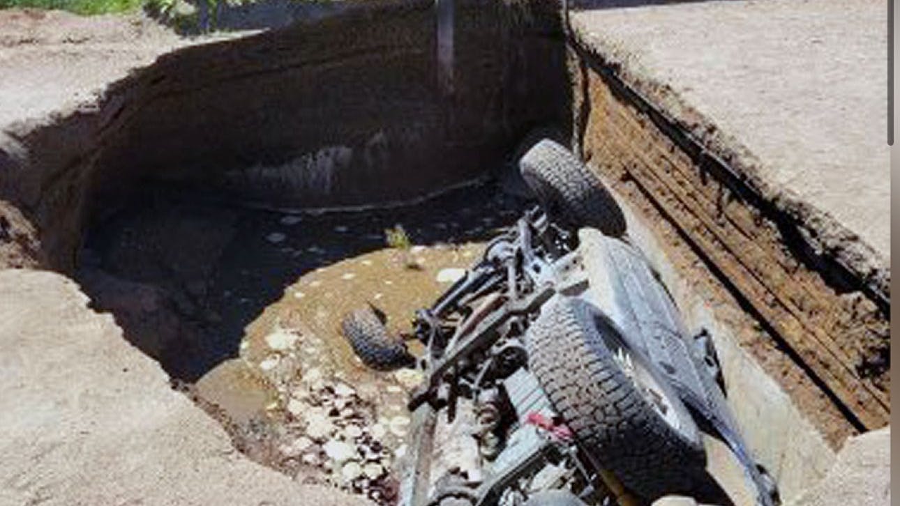 So war der Geländewagen im Erdloch versunken.