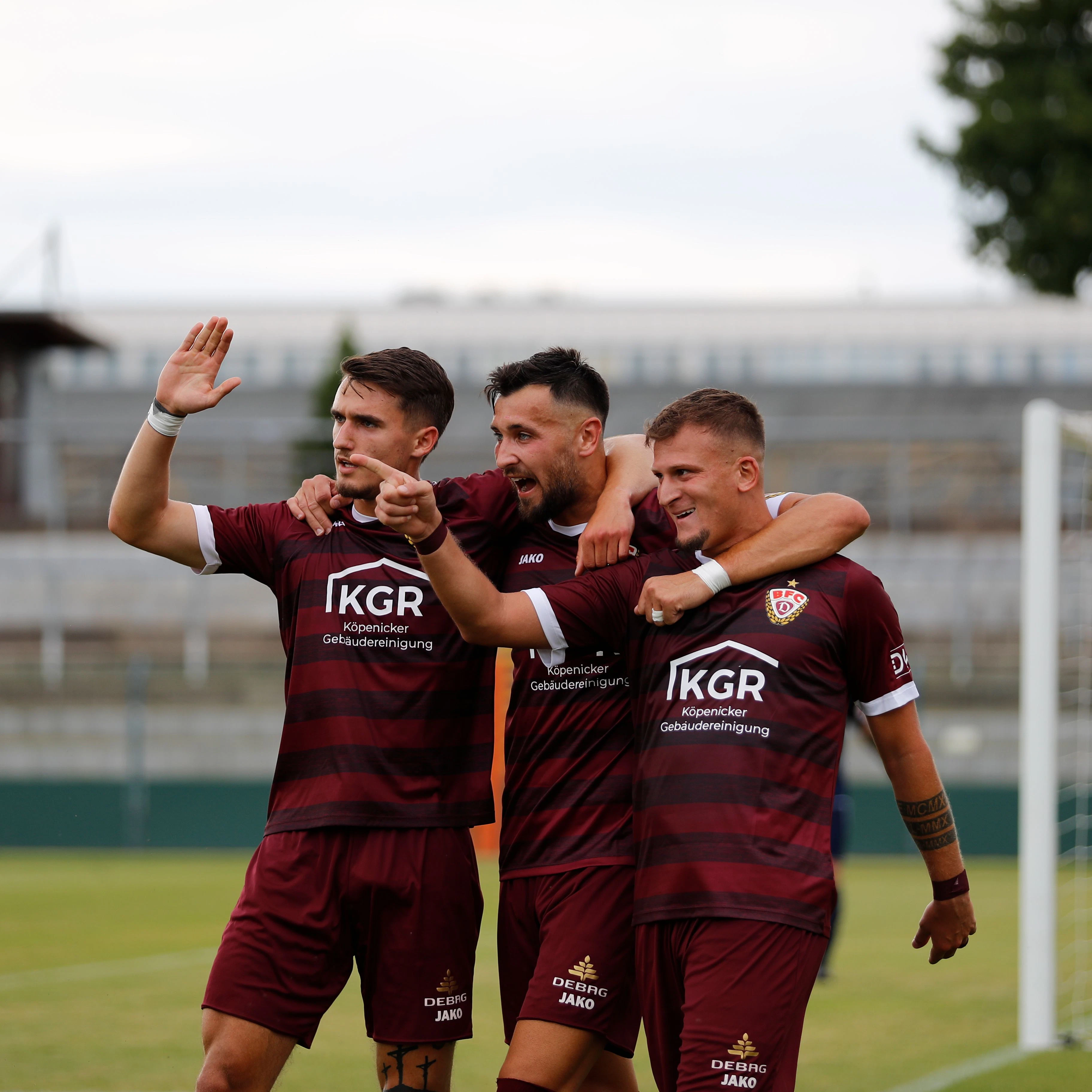 Die BFC-Kicker Tugay Uzan, Rufat Dadashov und Leonidas Tiliudis (v.r.)  im Torjubel vereint.