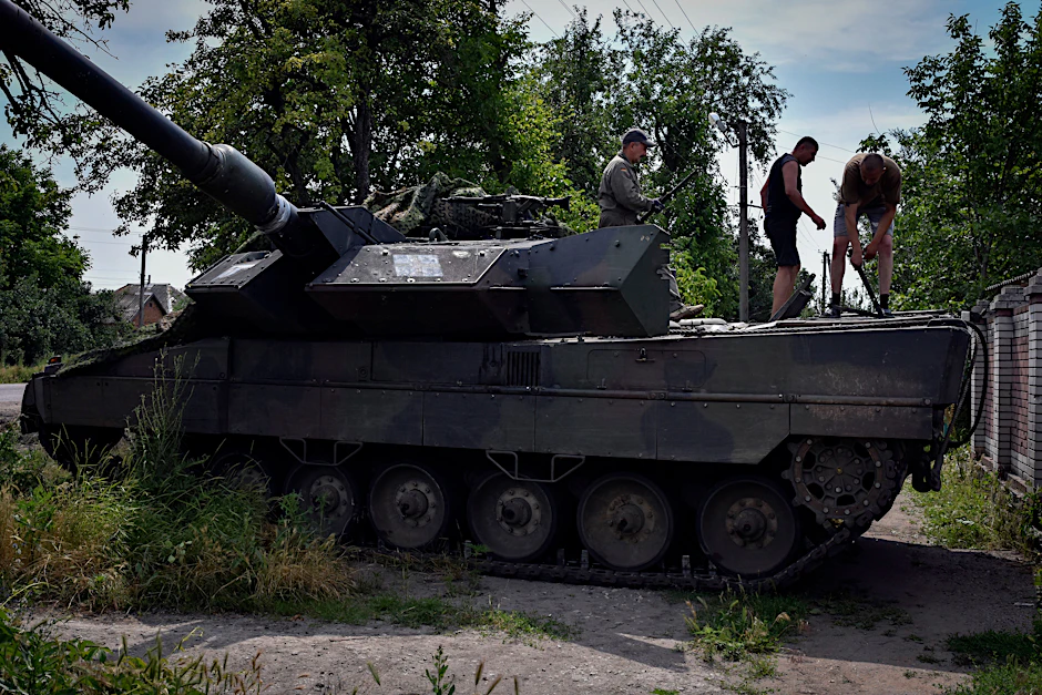 Ukrainische Soldaten reparieren einen Leopard-2-Panzer in der Region Saporischschja.