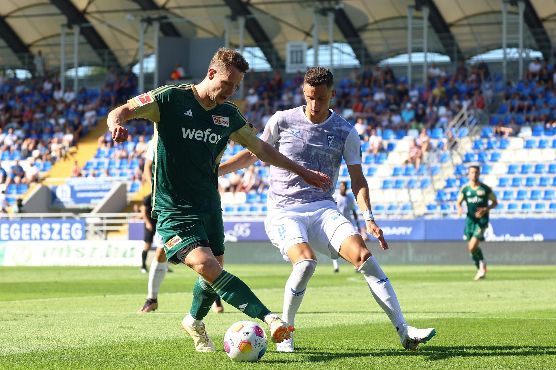 Paul Jaeckel 1. FC Union Berlin im Zweikampf mit Norbert Szendrei