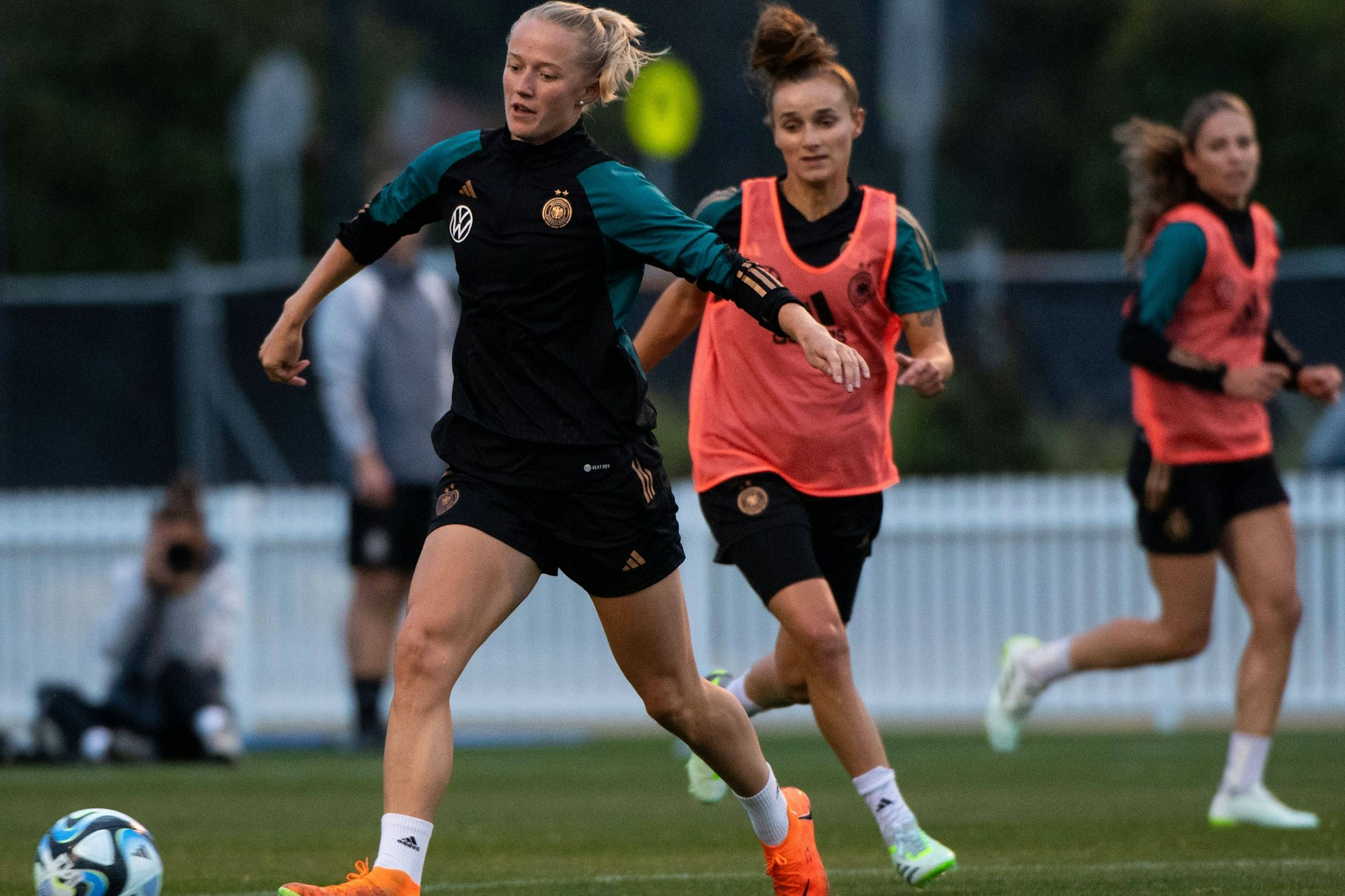 Öffentliches Training zum Willkommensevent der deutschen Fußballerinnen im Trainingslager in Wyong: Lea Schüller im Zweikampf mit Lina Magull.&nbsp;