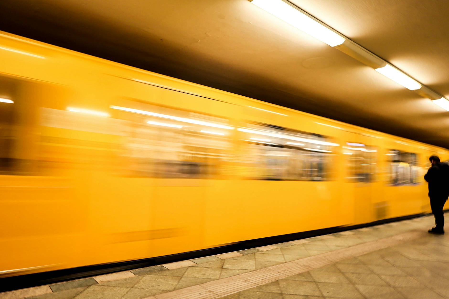 Eine einfahrende U-Bahn im Bezirk Neukölln.