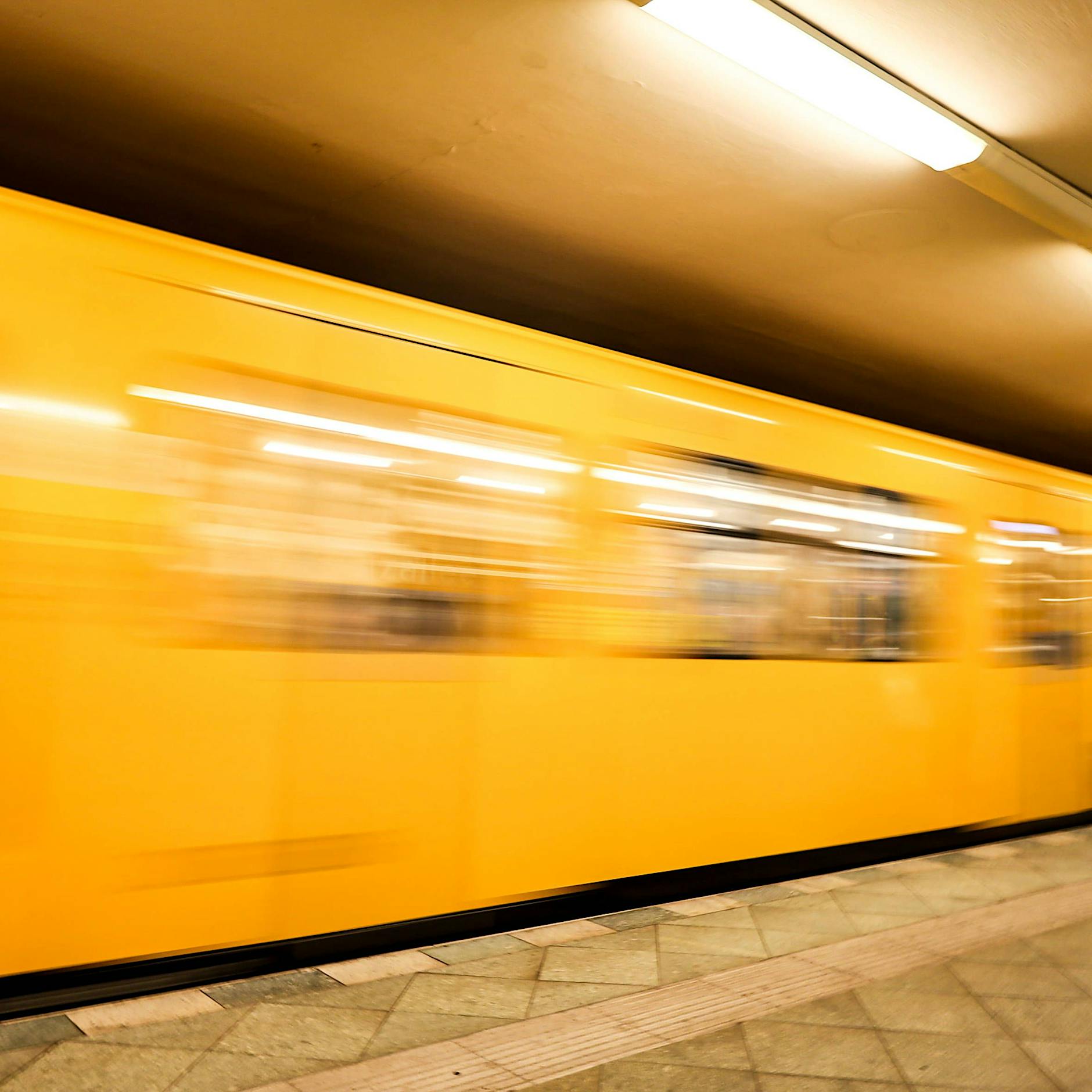 U-Bahnhof Neukölln: Räuber stößt Mann gegen einfahrende U-Bahn