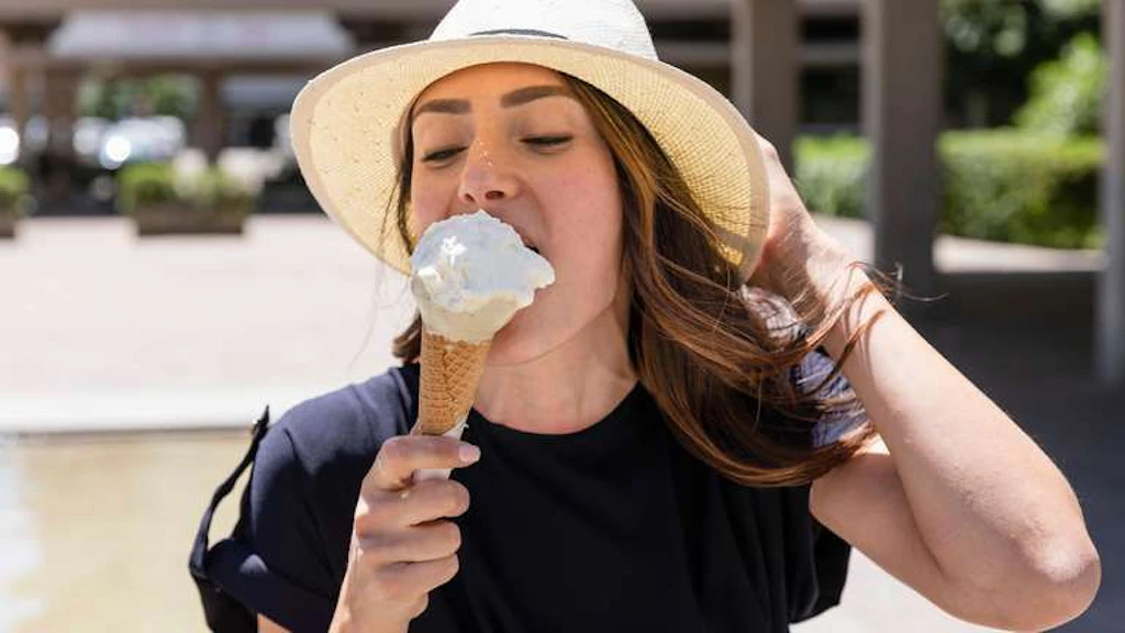 Dürfen Frauen in der Öffentlichkeit Eis essen, oder ist das obszön?