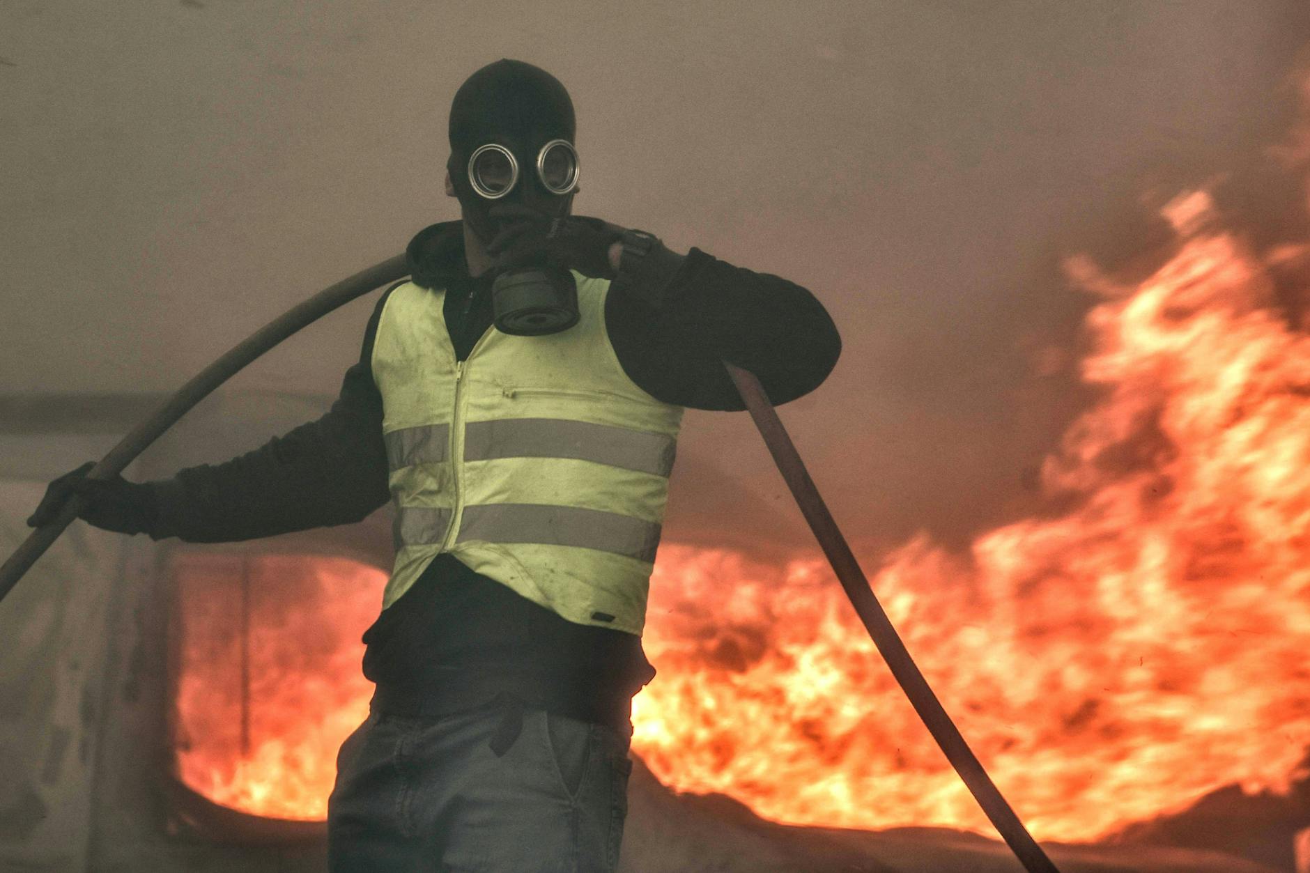 Ein Bewohner von Lagonissi versucht, das Feuer zu löschen. Rund 50 Kilometer südöstlich von Athen wütet ein Waldbrand.