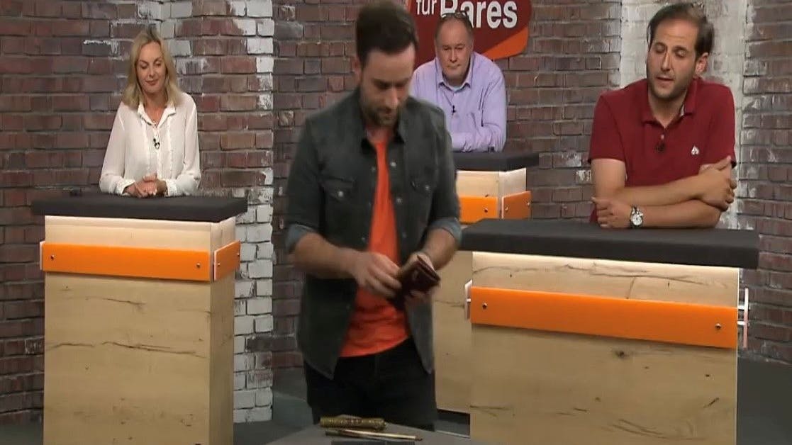 „Bares für Rares“-Händler David Suppes kauft das Reisebesteck für 600 Euro.